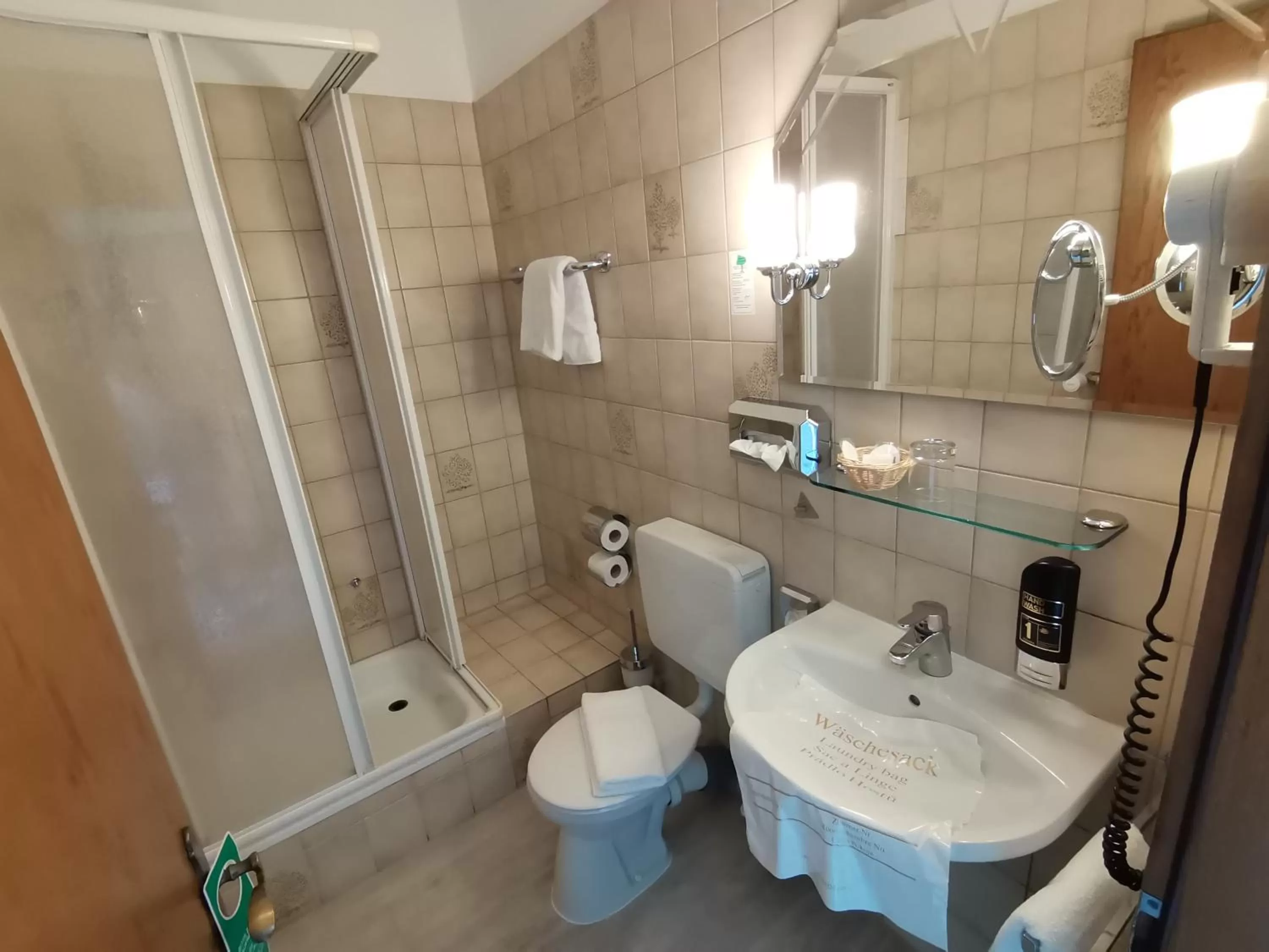 Shower in Hotel Kitzinger Hof an der B8