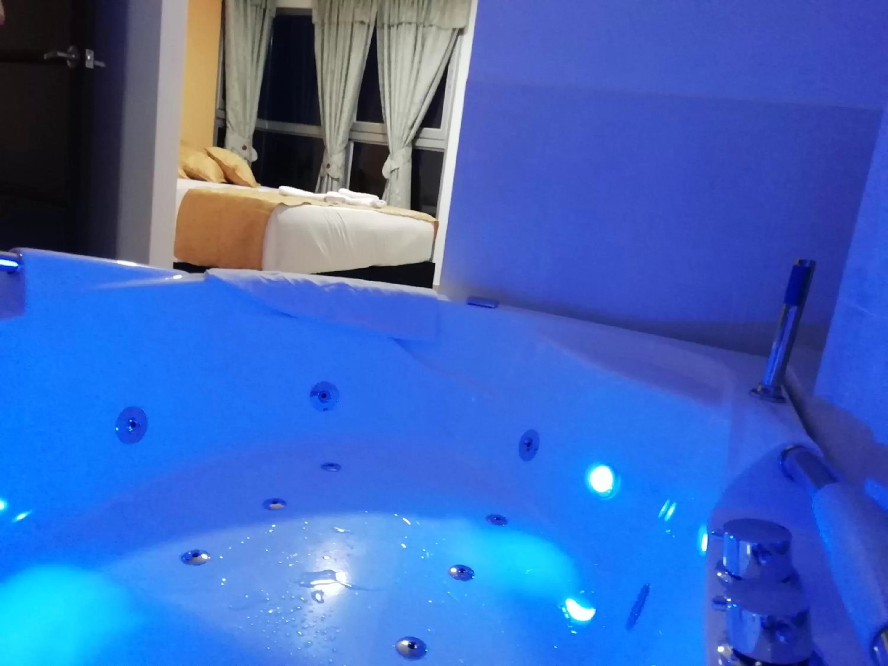 Hot Tub, Bed in Hotel Anzea