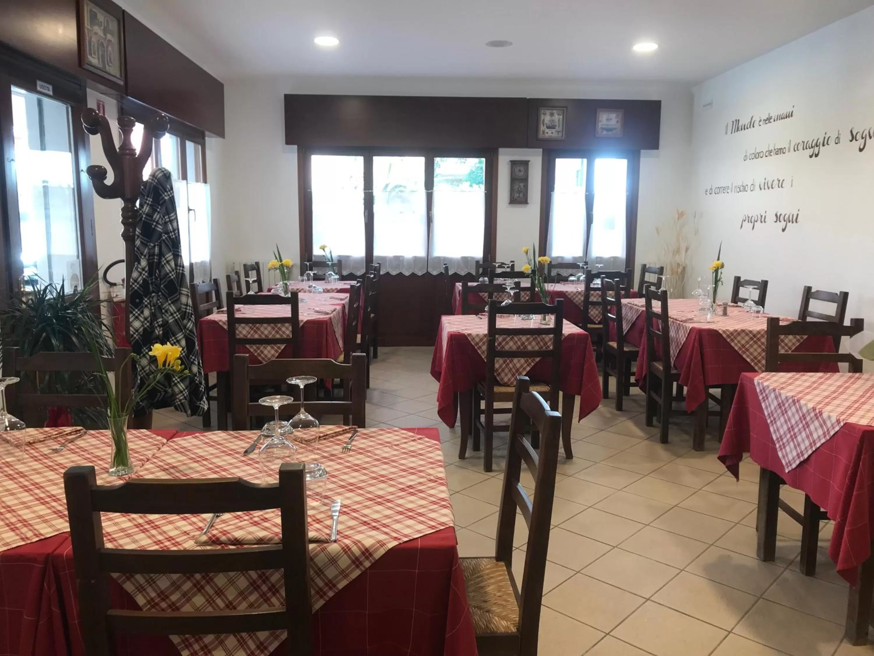 Restaurant/places to eat in Oasis Lagoon Estate