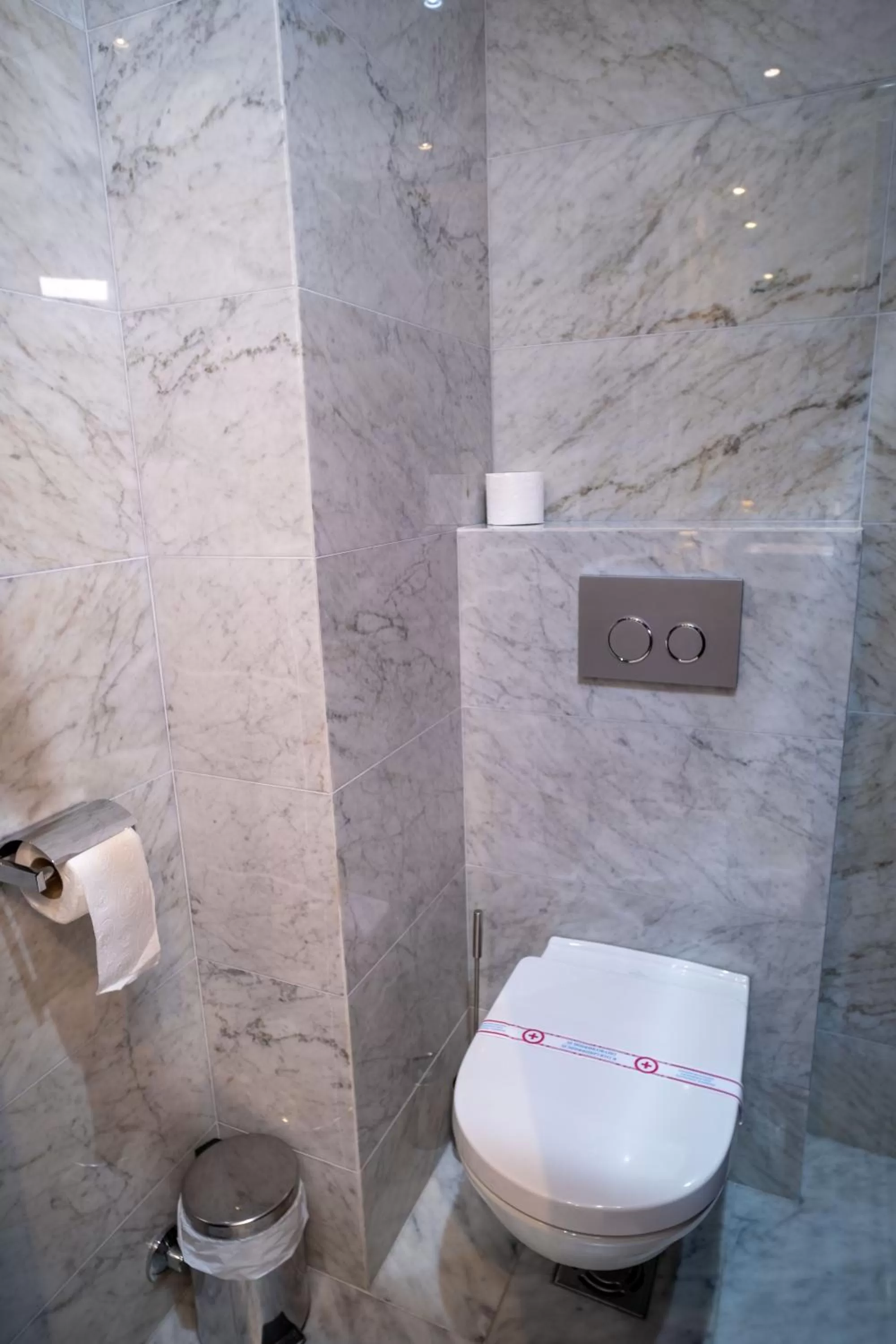 Toilet in Hotel Atina