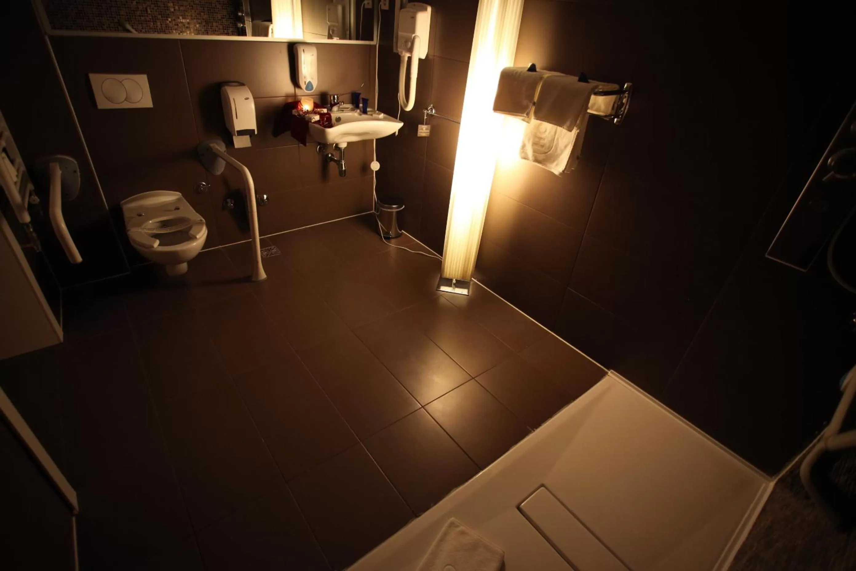 Shower in Hollywood Hotel