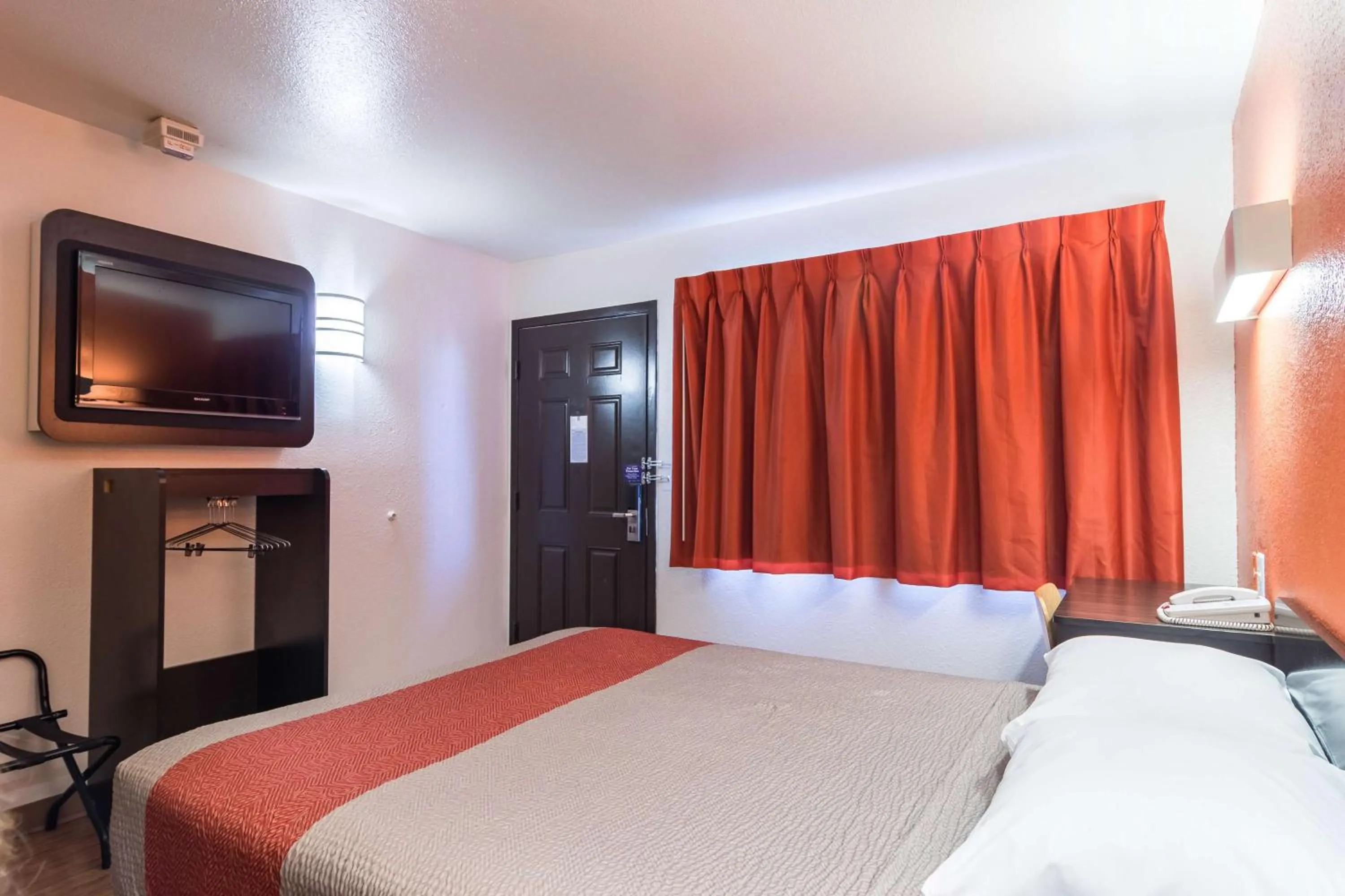 TV and multimedia, Bed in Motel 6-Oroville, CA