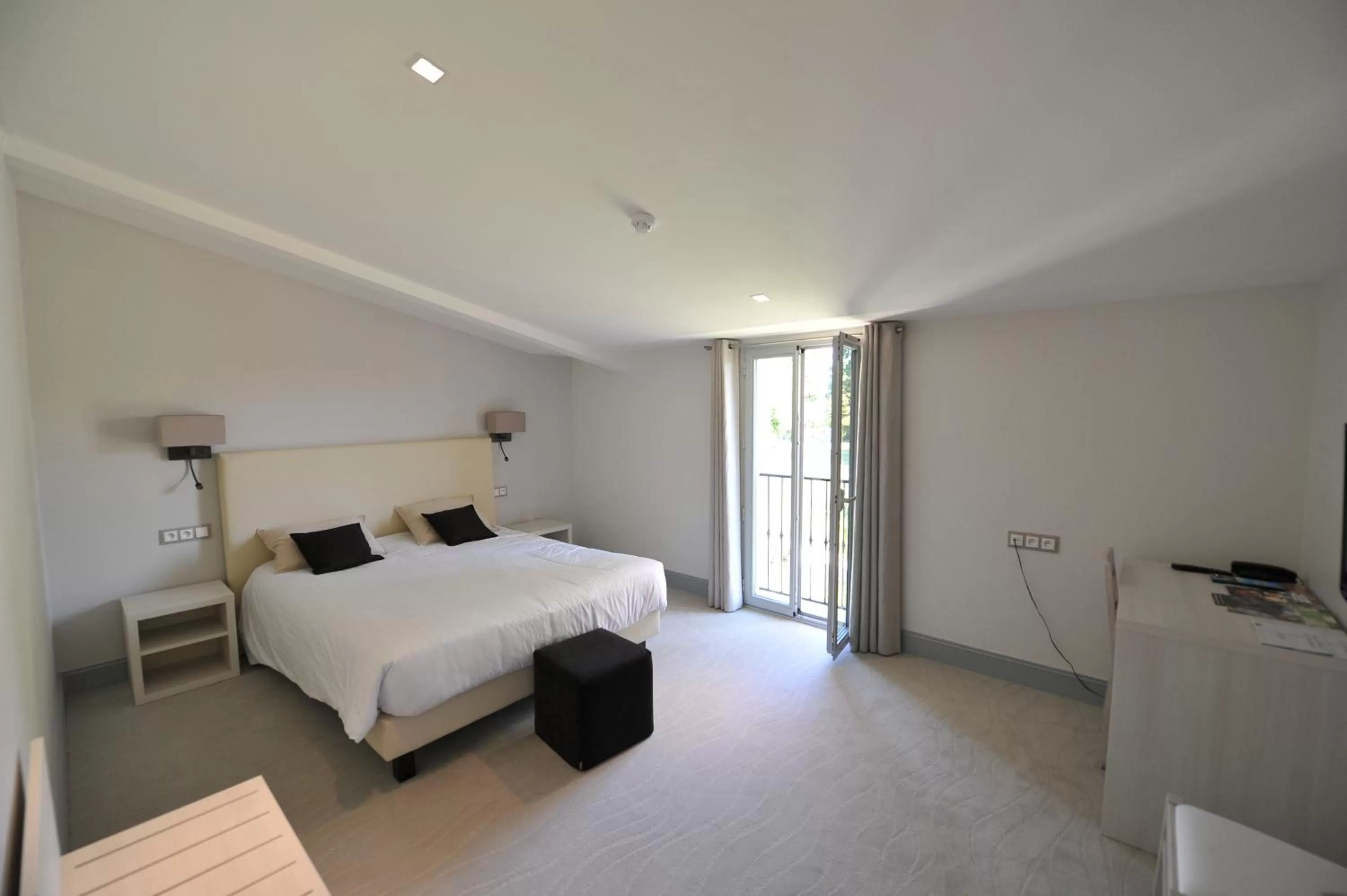 Bedroom, Bed in Logis- Hôtel Spa Restaurant l'Epicurial