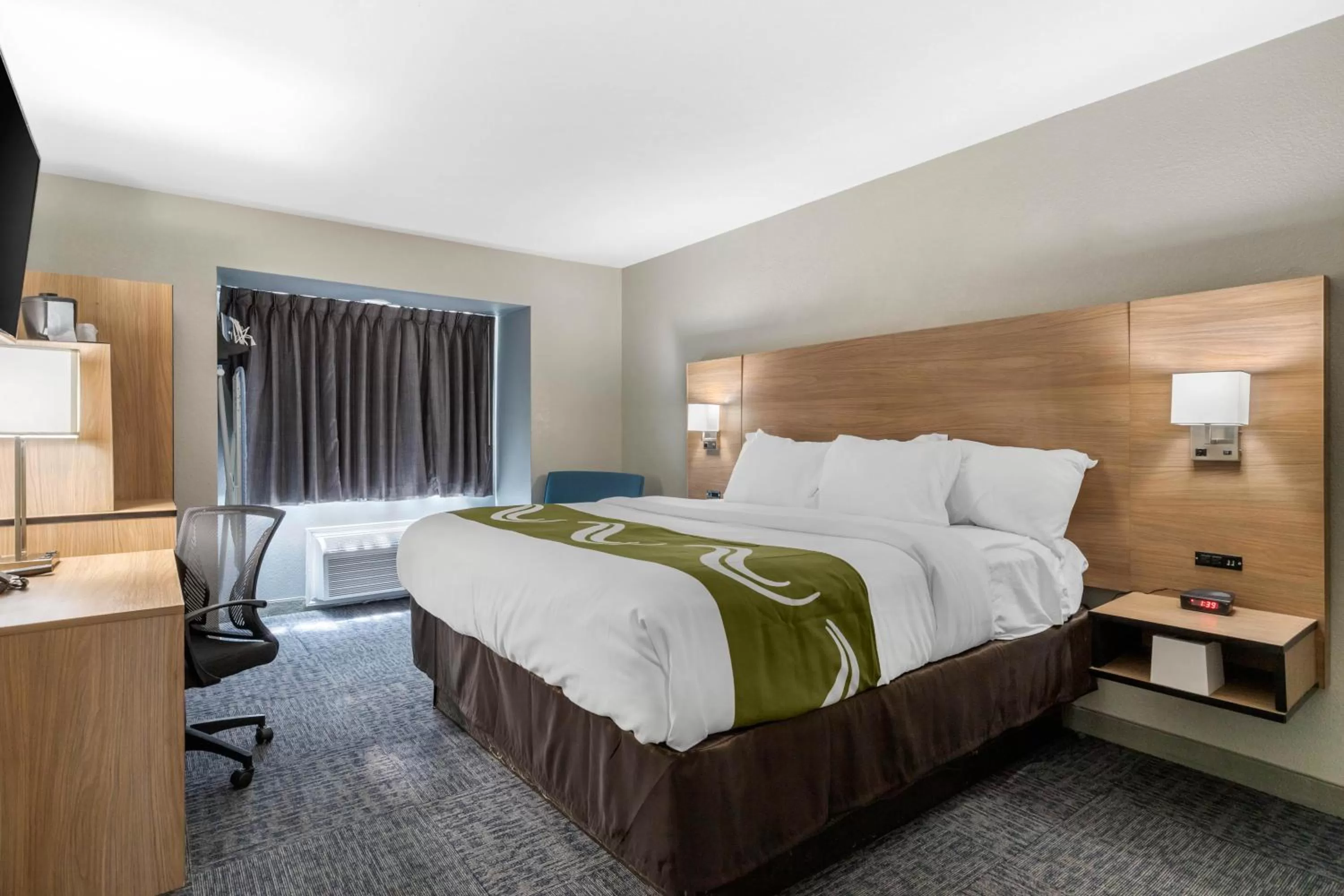 Bed in Quality Inn Downtown - near Market Square