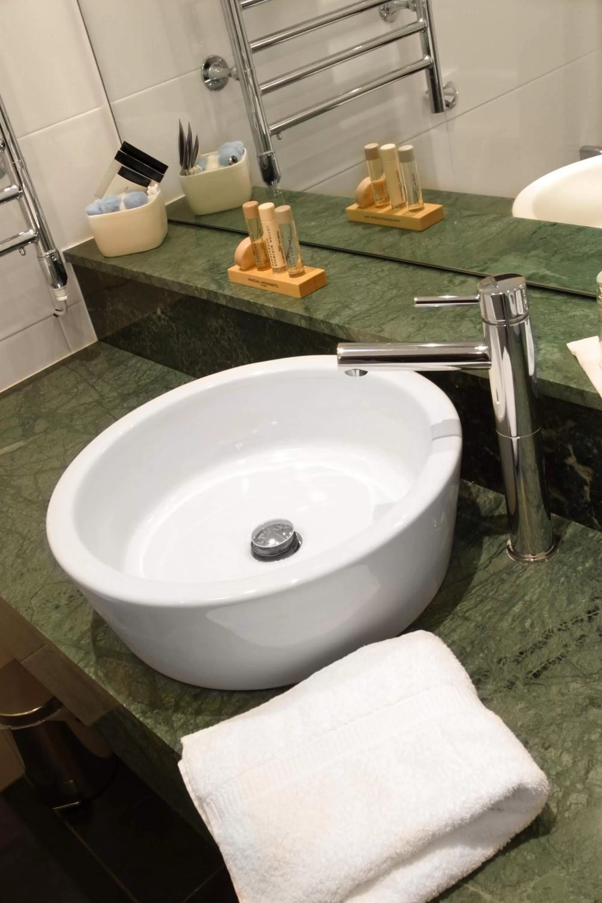 Bathroom in Quorn Country Hotel Leicester