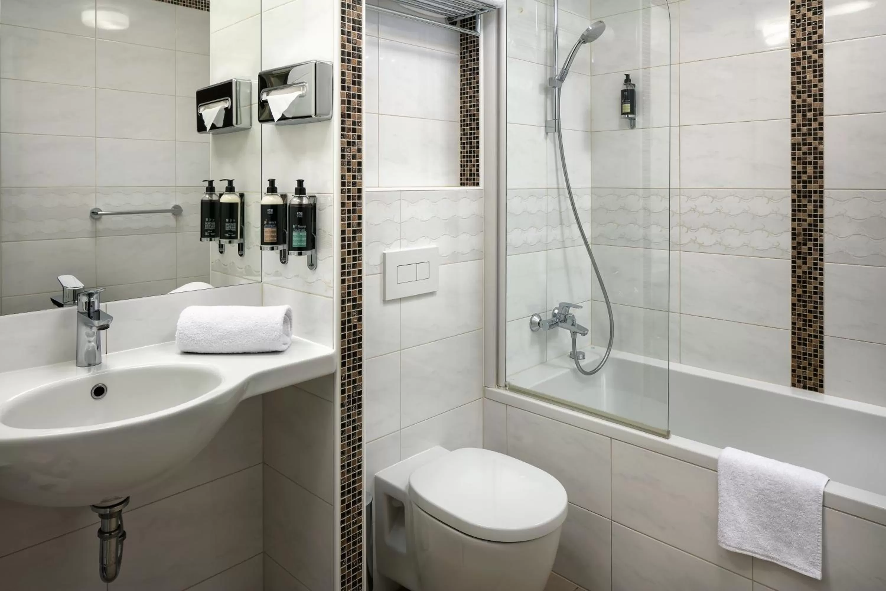 Toilet in Astoria Hotel