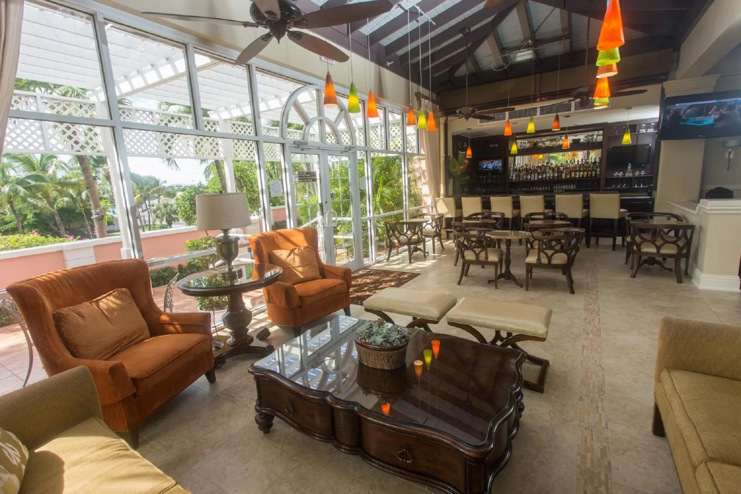 Lounge or bar in Comfort Suites Paradise Island