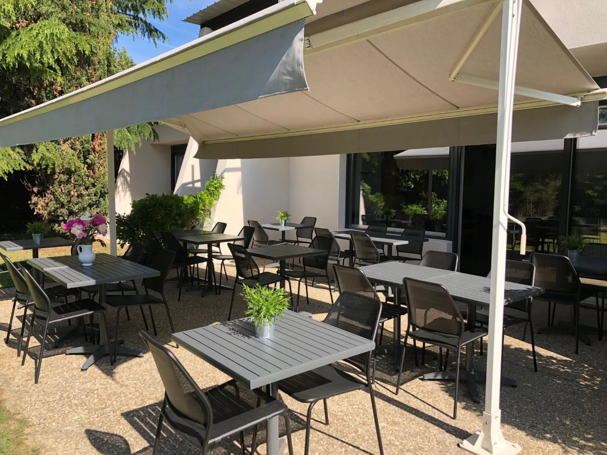 Patio in Logis Hôtel l'Abricotine