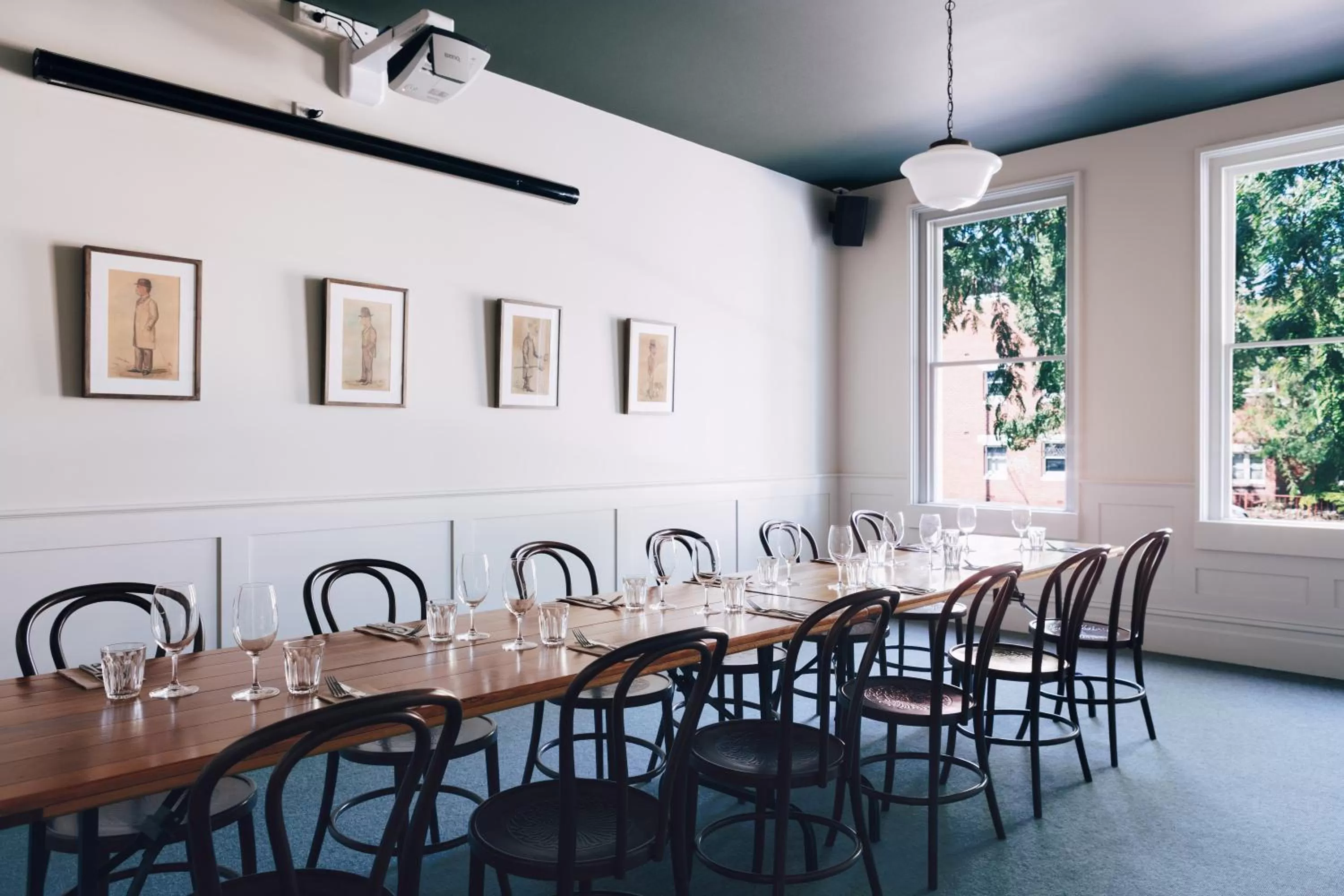 Restaurant/places to eat in Naughtons Hotel