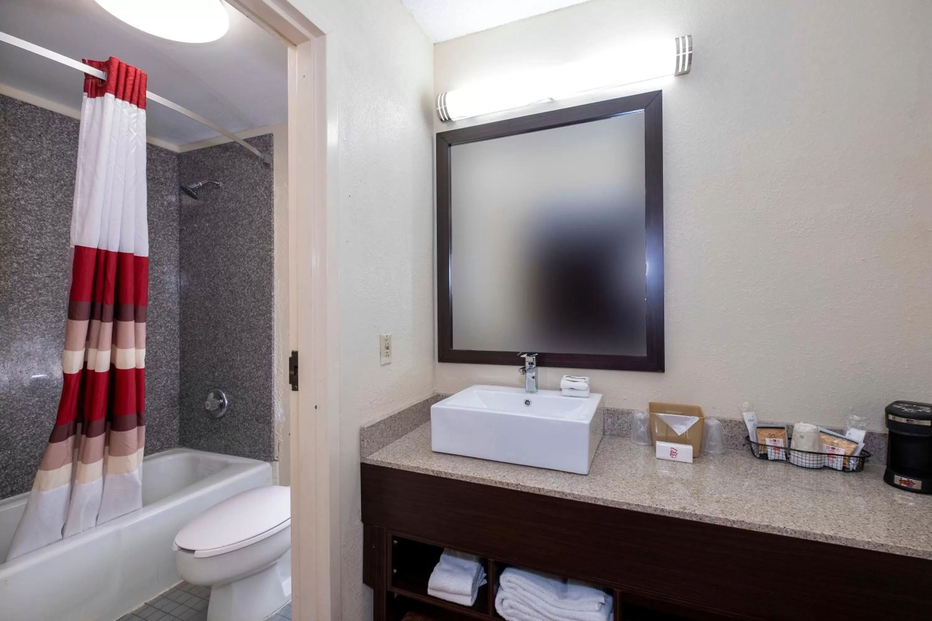 Bathroom in Red Roof Inn Kenly - I-95