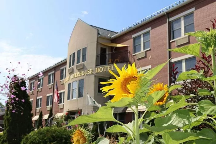 Property building in Camden Riverhouse Hotel and Inn