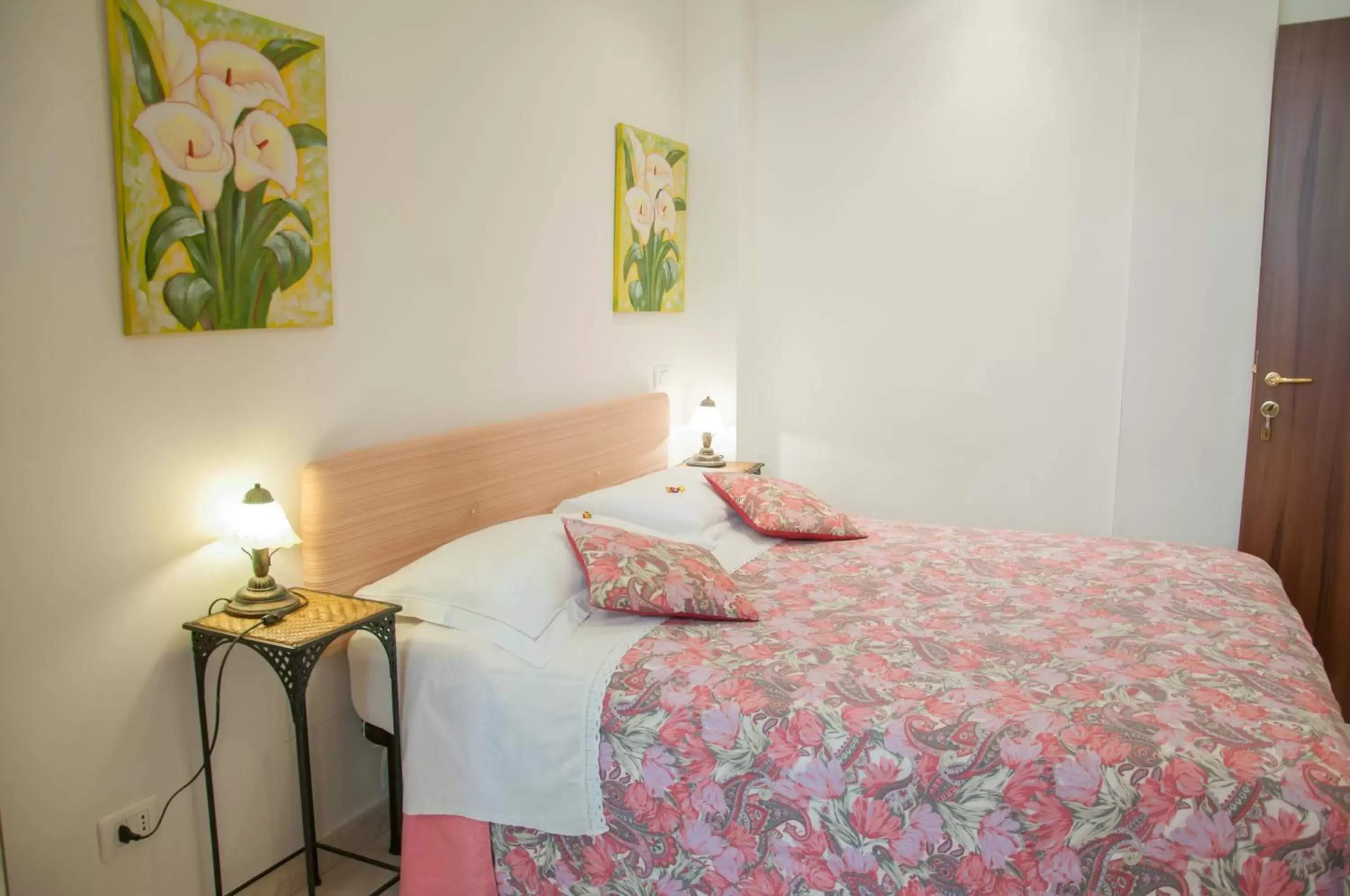 Deluxe Double Room with Shower in Bed & Breakfast ALLA LOGGETTA Deluxe Double Room with Shower in Bed & Breakfast ALLA LOGGETTA