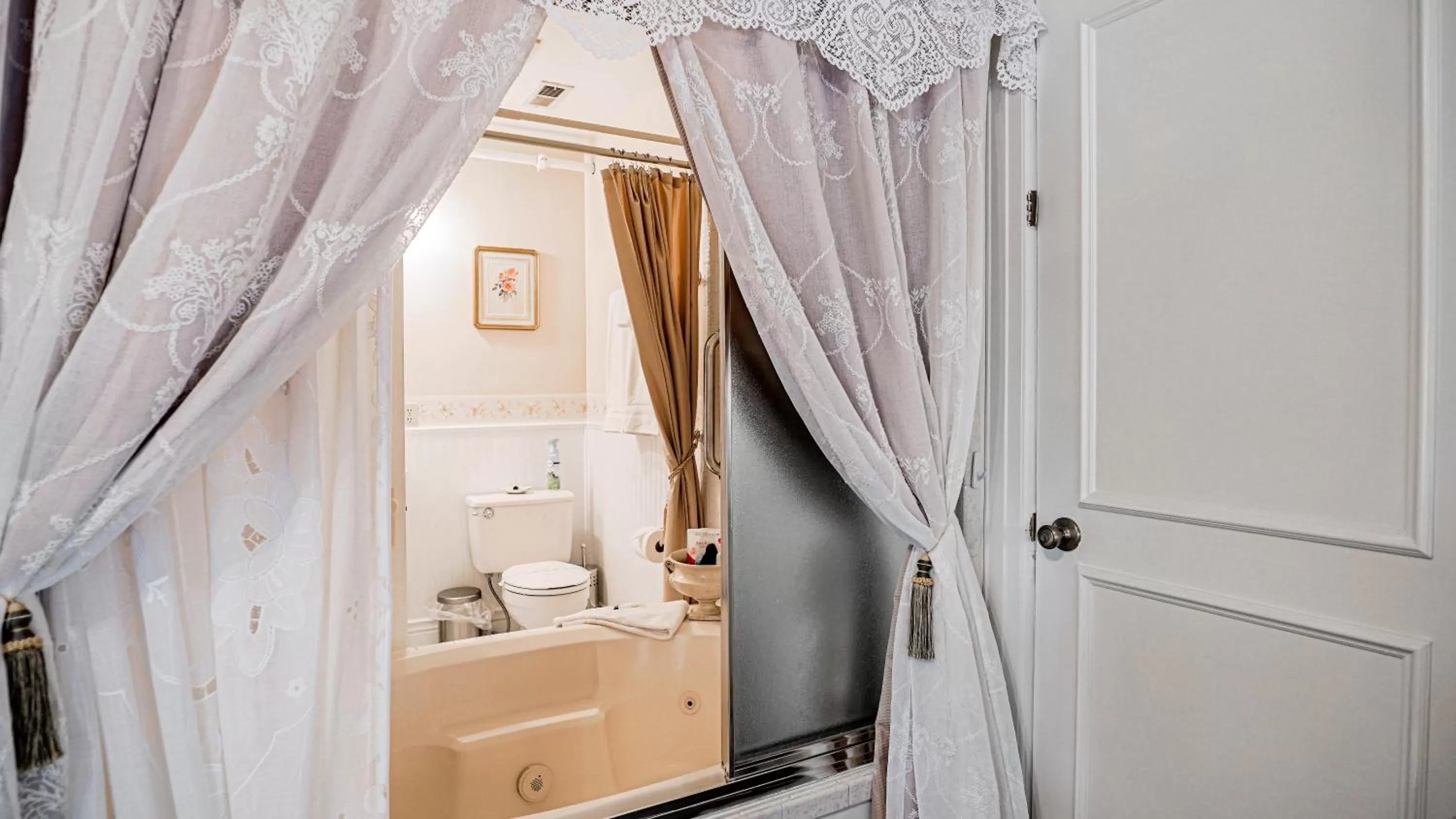 Bathroom in Heber Senator Bed and Breakfast