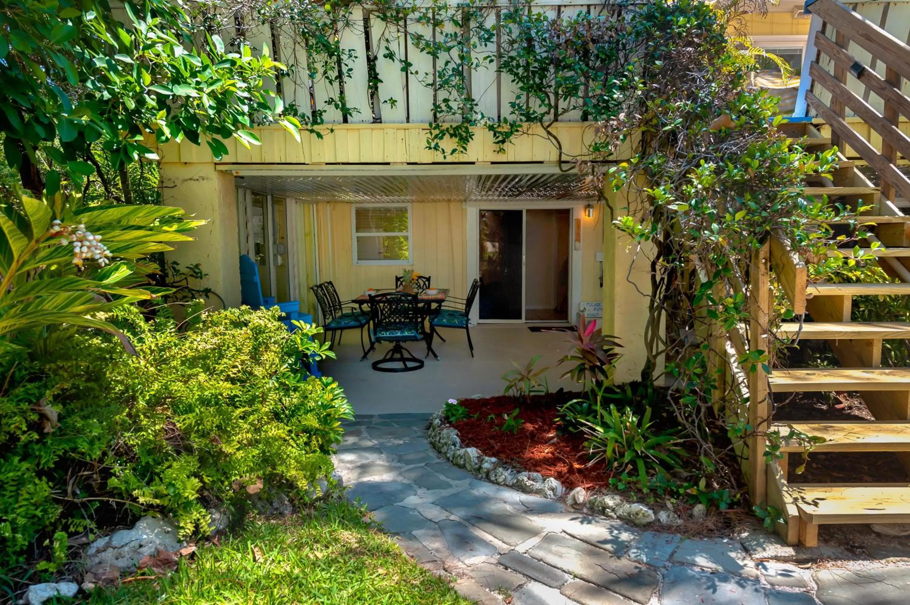 Patio in Cedar Cove Resort & Cottages