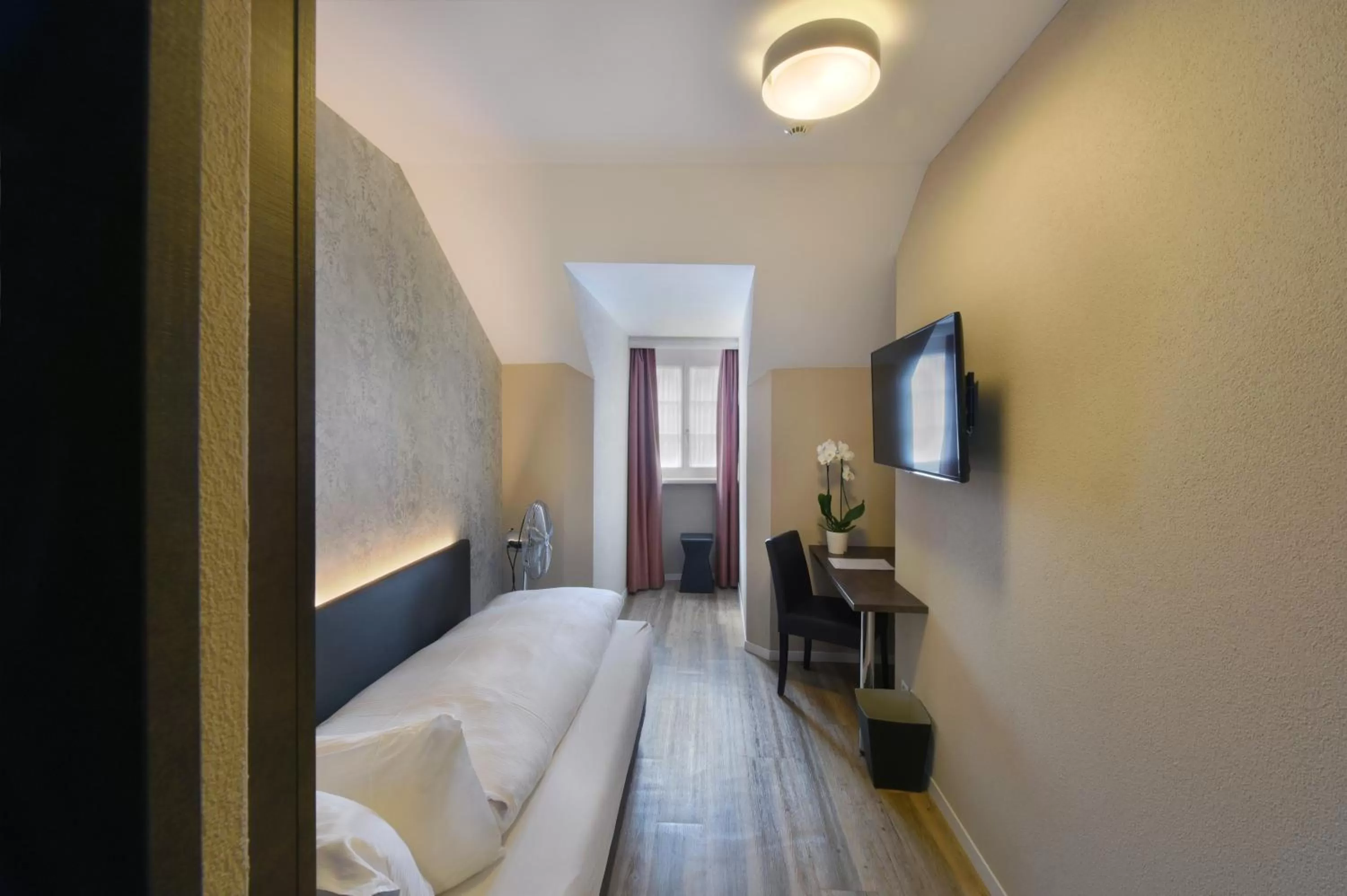 Photo of the whole room, Bed in Altstadt Hotel Krone Luzern