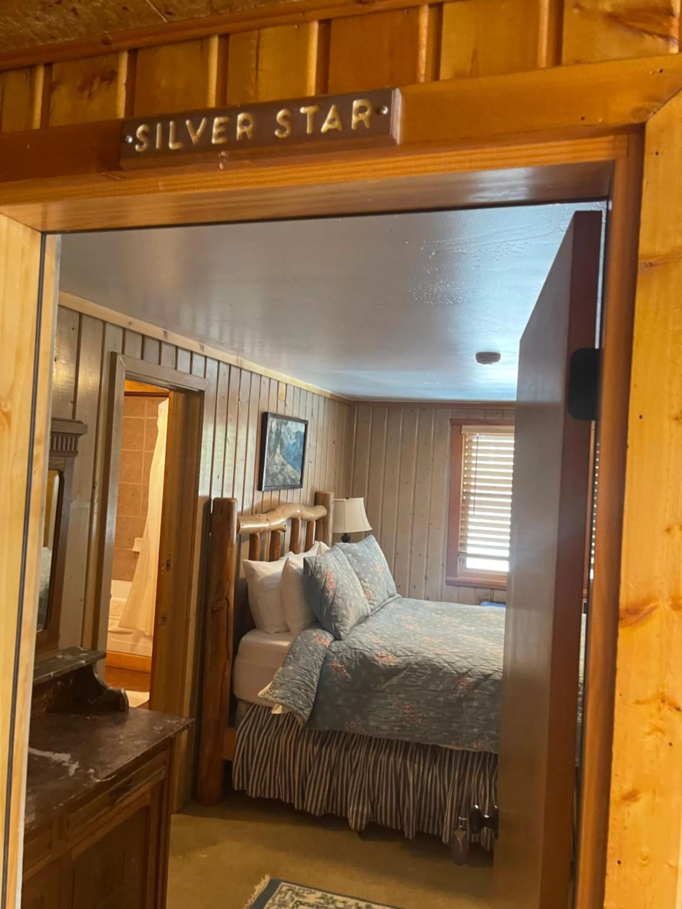 Bed in Silver Fork Lodge & Restaurant
