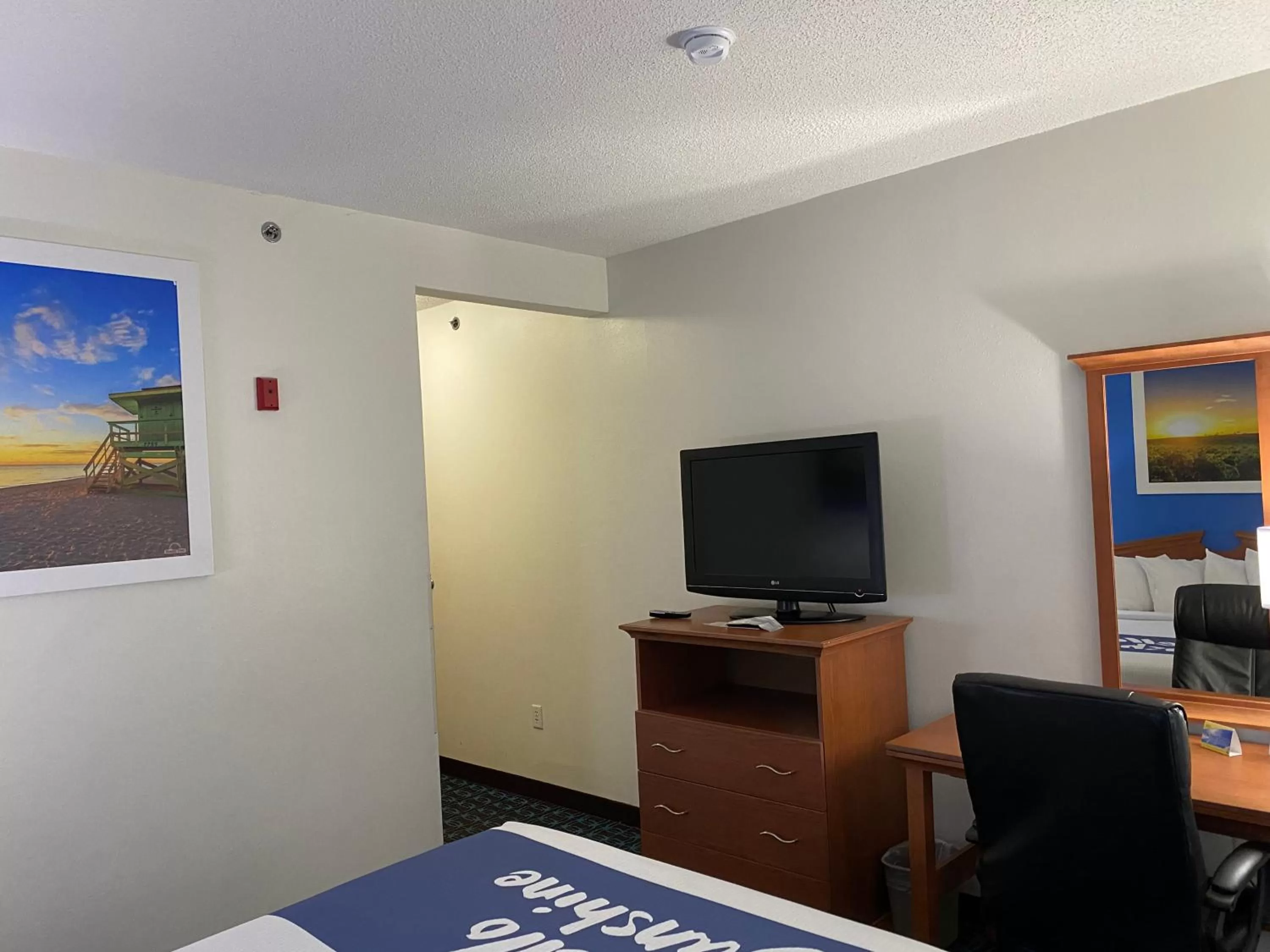 TV and multimedia in Days Inn & Suites by Wyndham Cambridge
