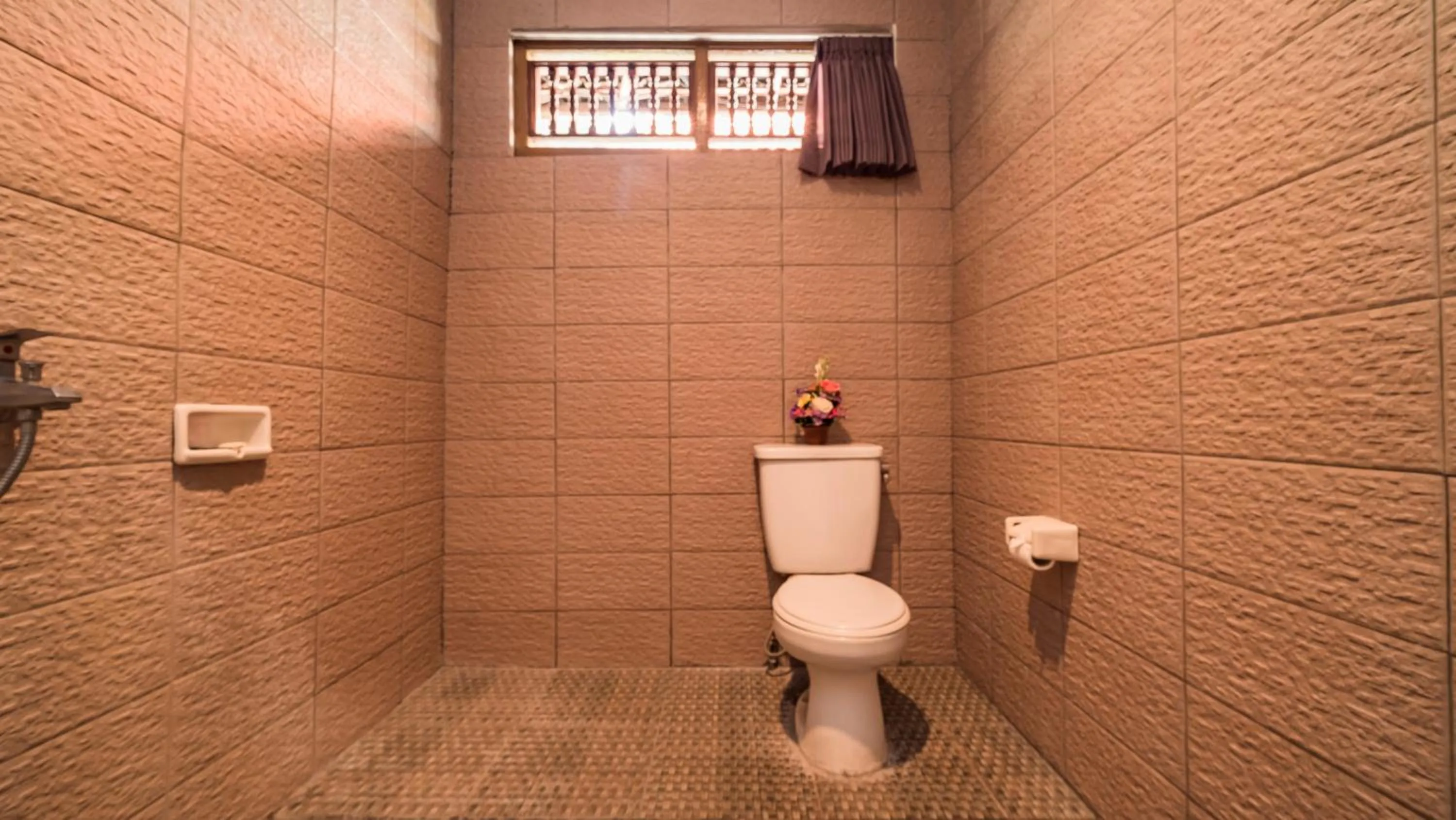 Toilet in Kun - Kun Guest House Ubud