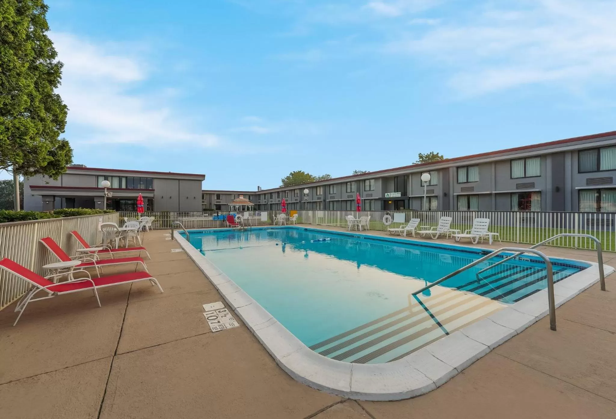 Swimming pool in Red Roof Inn Painted Post