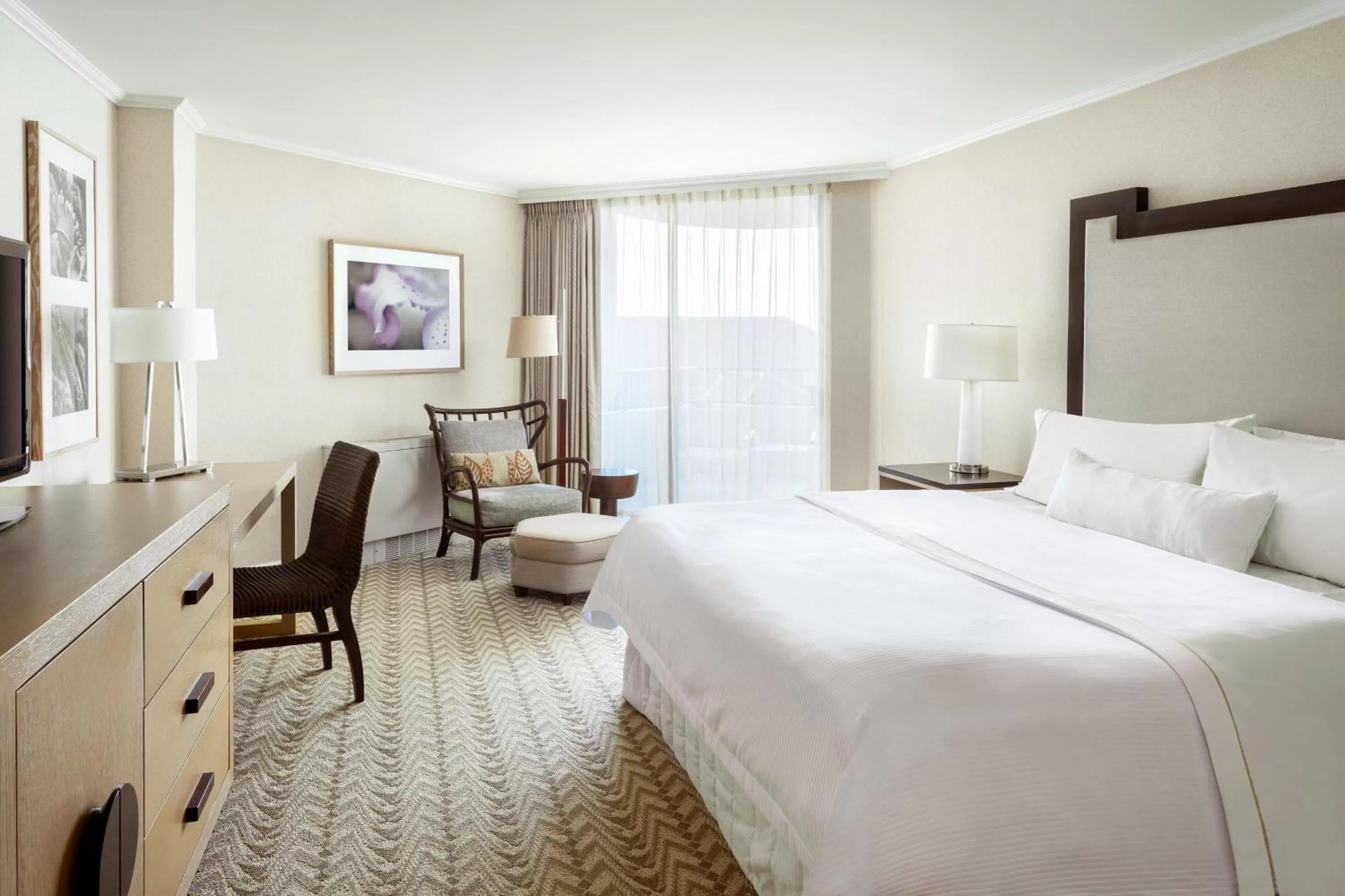 Photo of the whole room, Bed in Moana Surfrider, A Westin Resort & Spa, Waikiki Beach