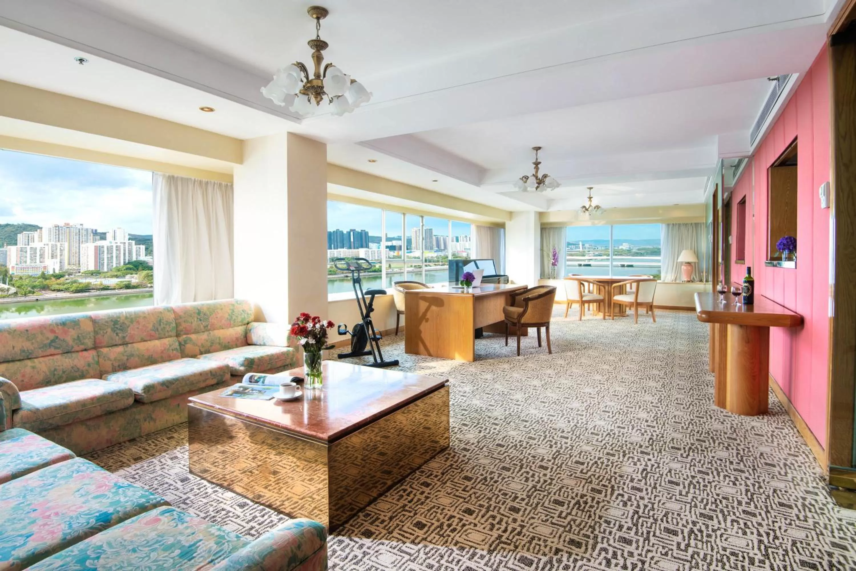 Living room in Regal Riverside Hotel