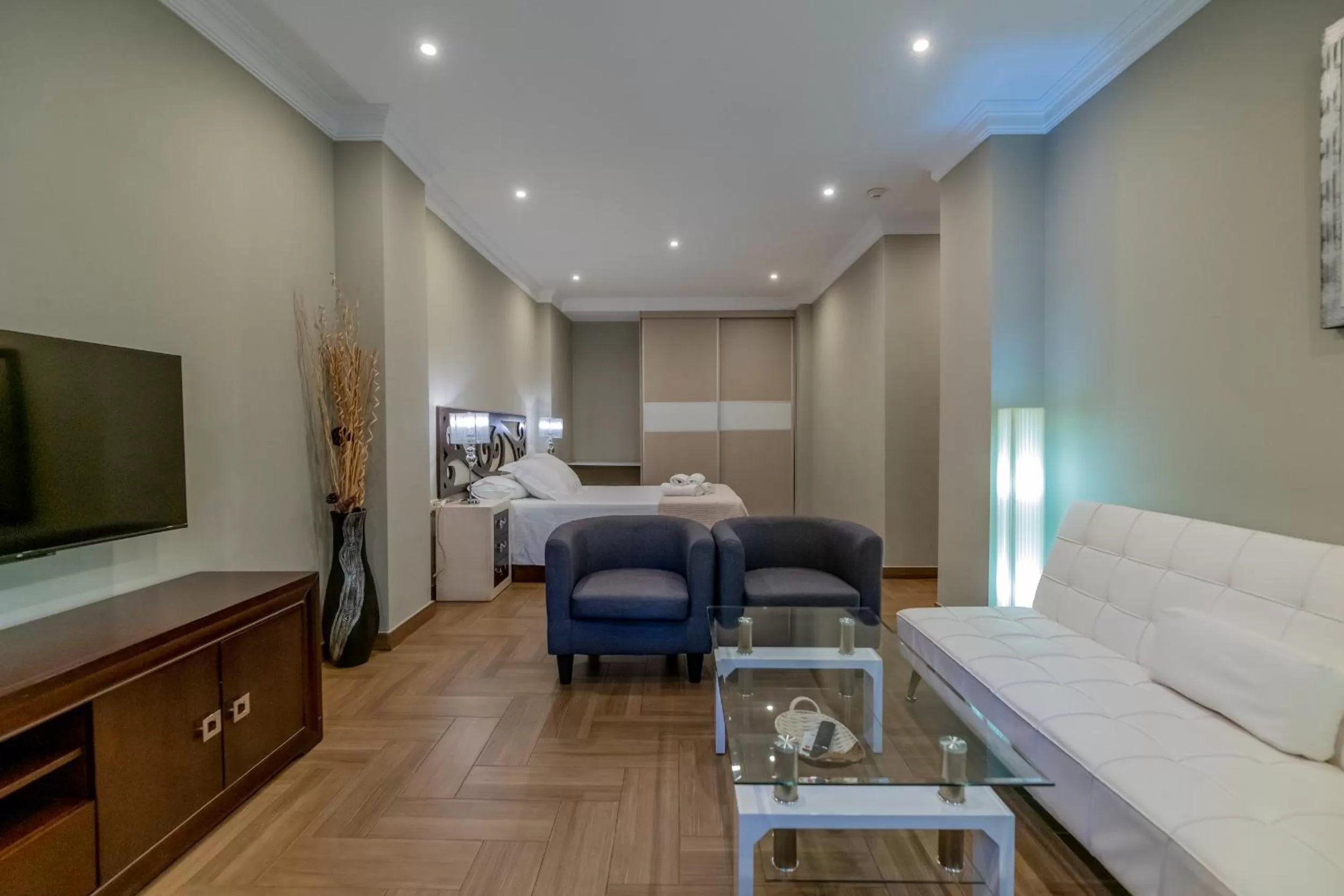 Photo of the whole room, Bed in Hotel Monasterio Granada - Adults Only