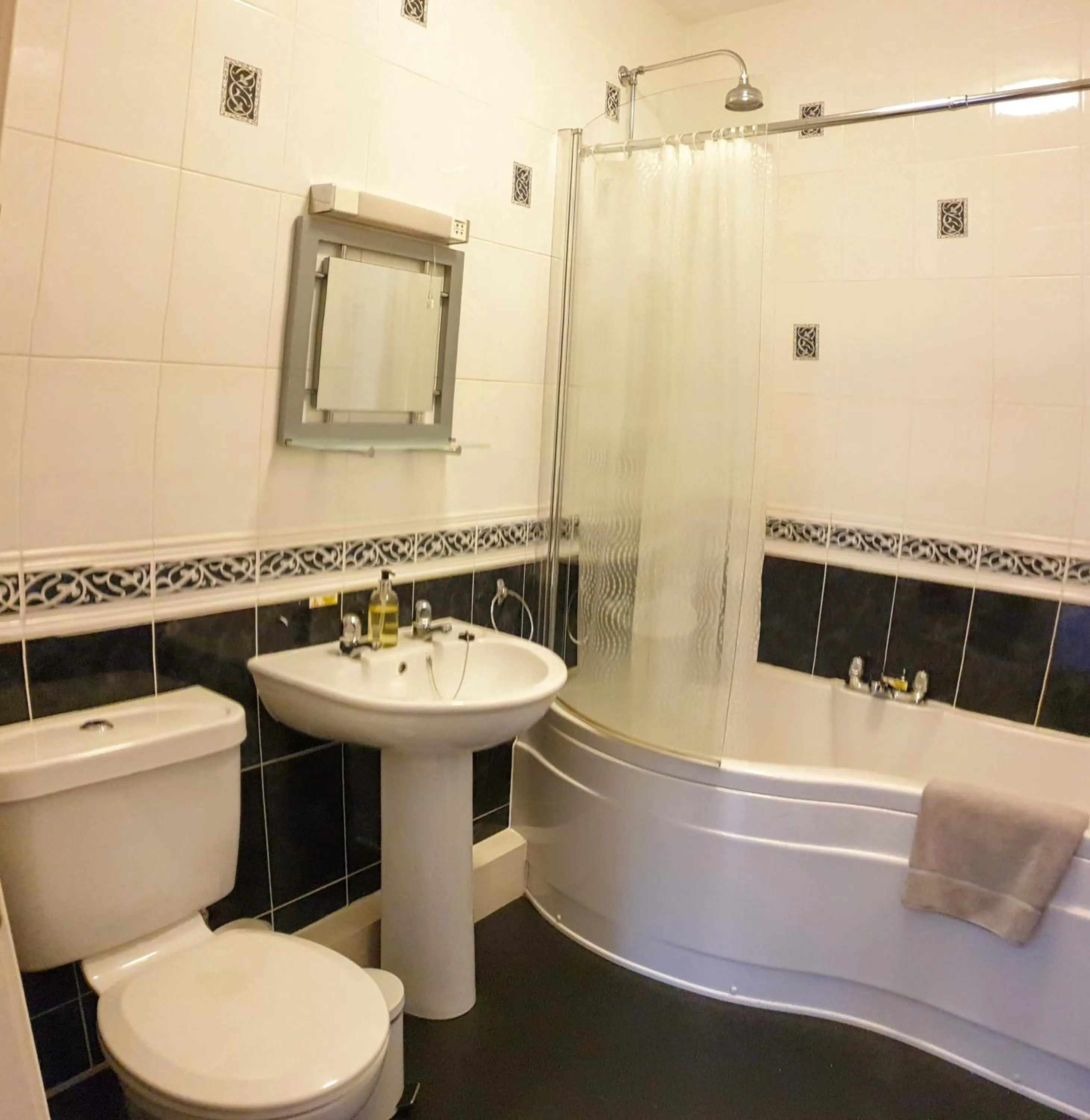 Bath in Station House, Dartmoor and Coast located, Village centre Hotel