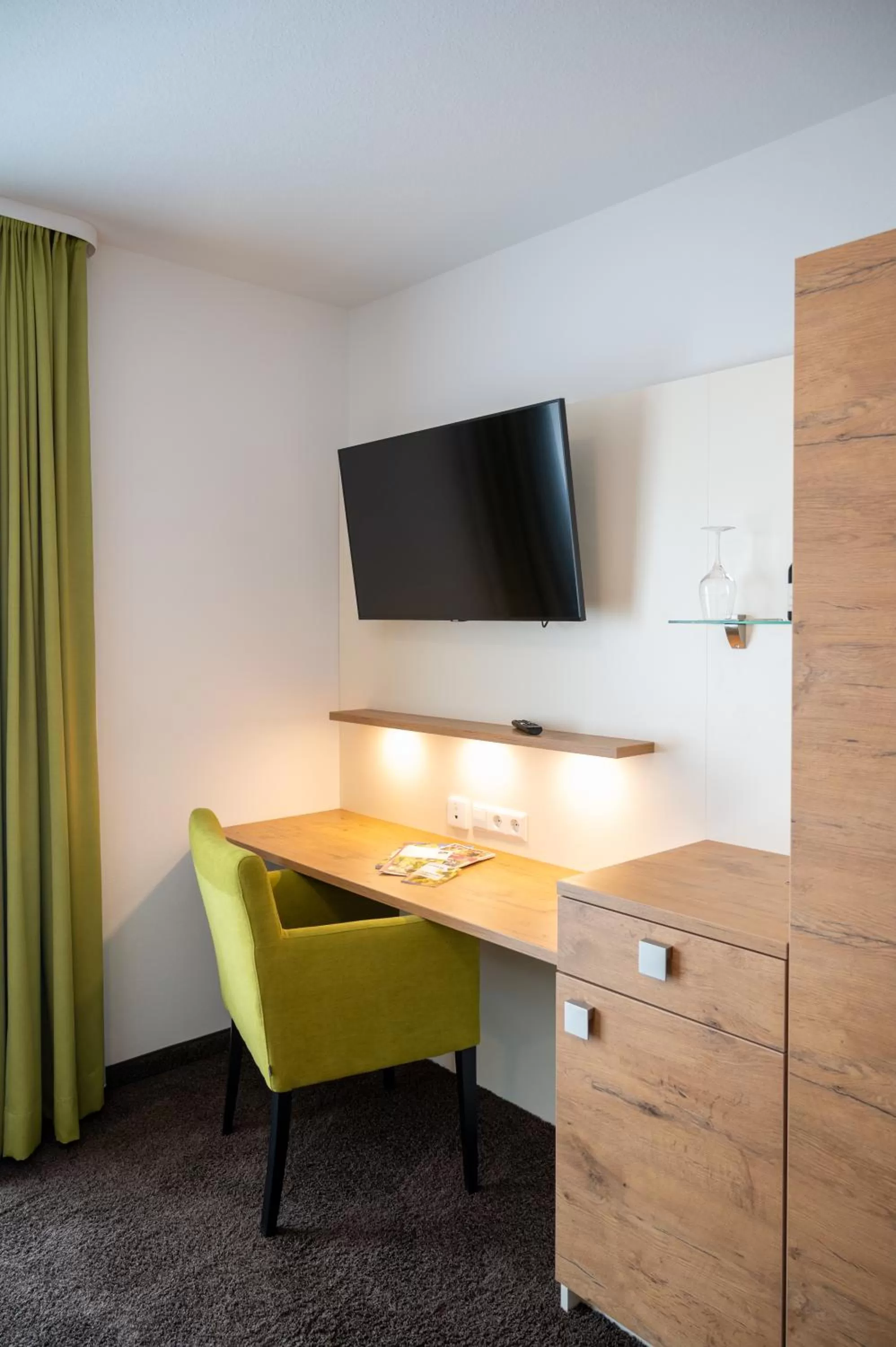 TV and multimedia in Vinotel Heinz J. Schwab