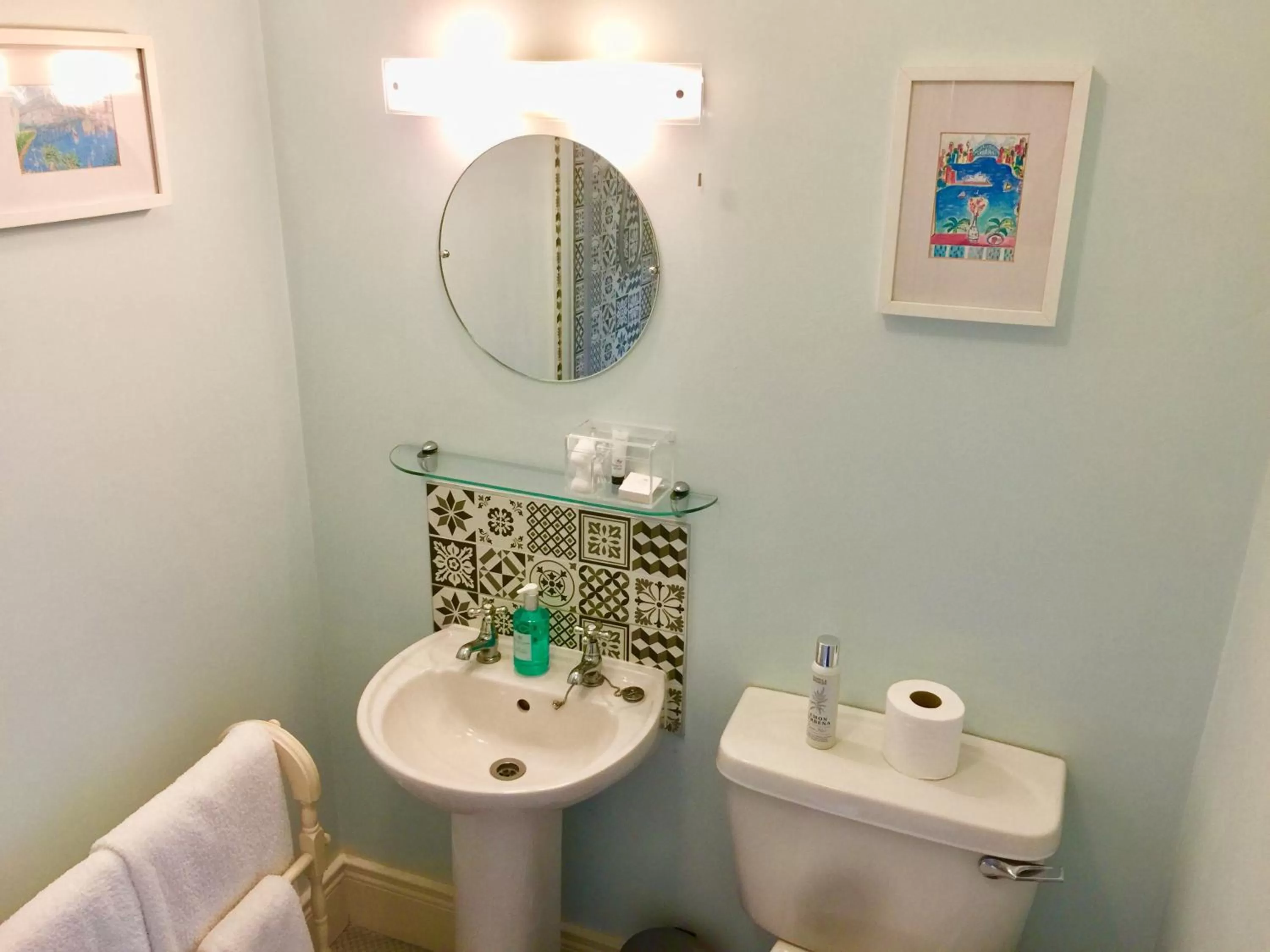 Bathroom in Derrin Guest House