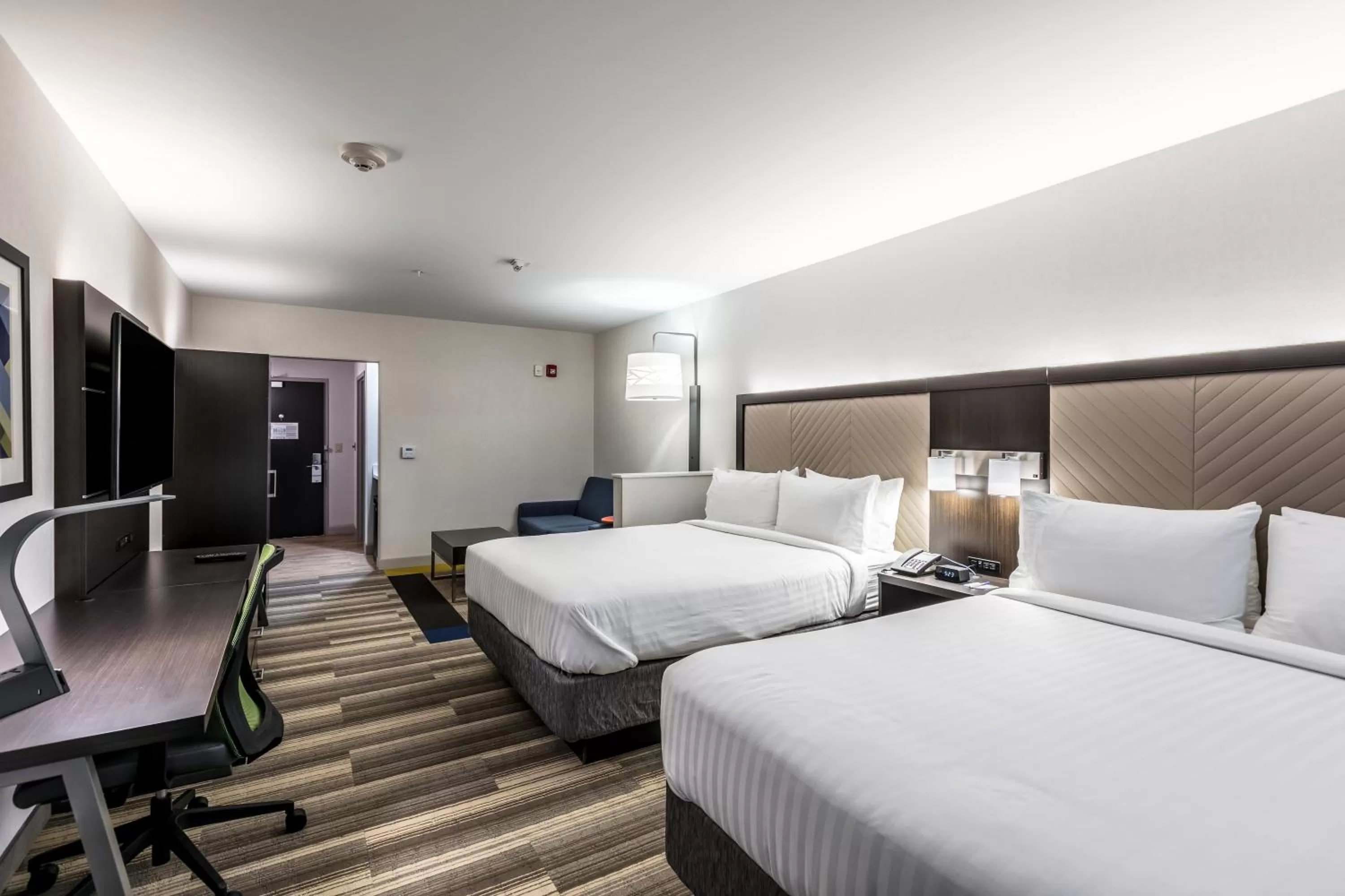 Photo of the whole room, Bed in Holiday Inn Express & Suites Jersey City North - Hoboken by IHG