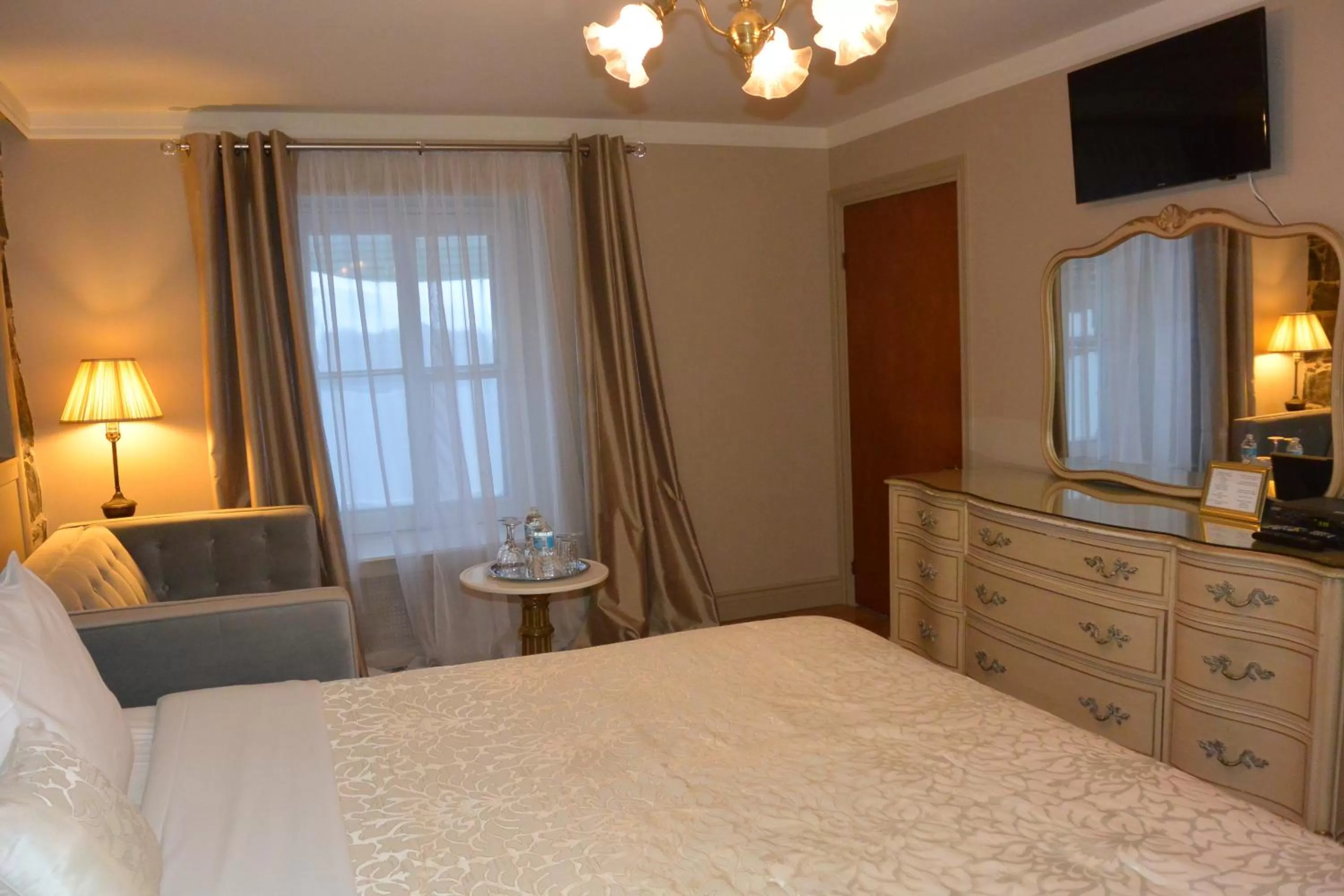 Photo of the whole room, Bed in Manoir Sainte Genevieve