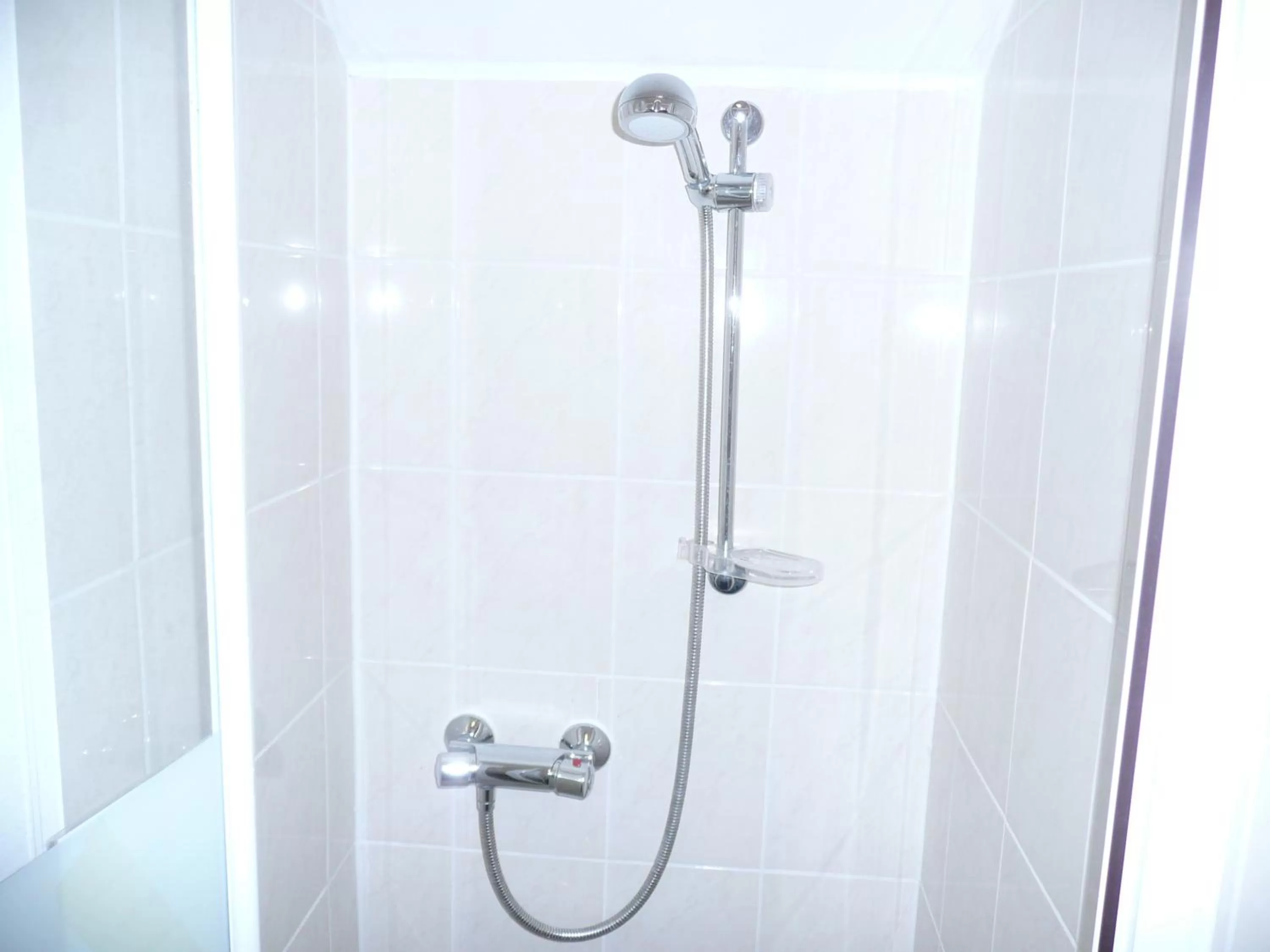 Shower in Beijing Dragon Hotel