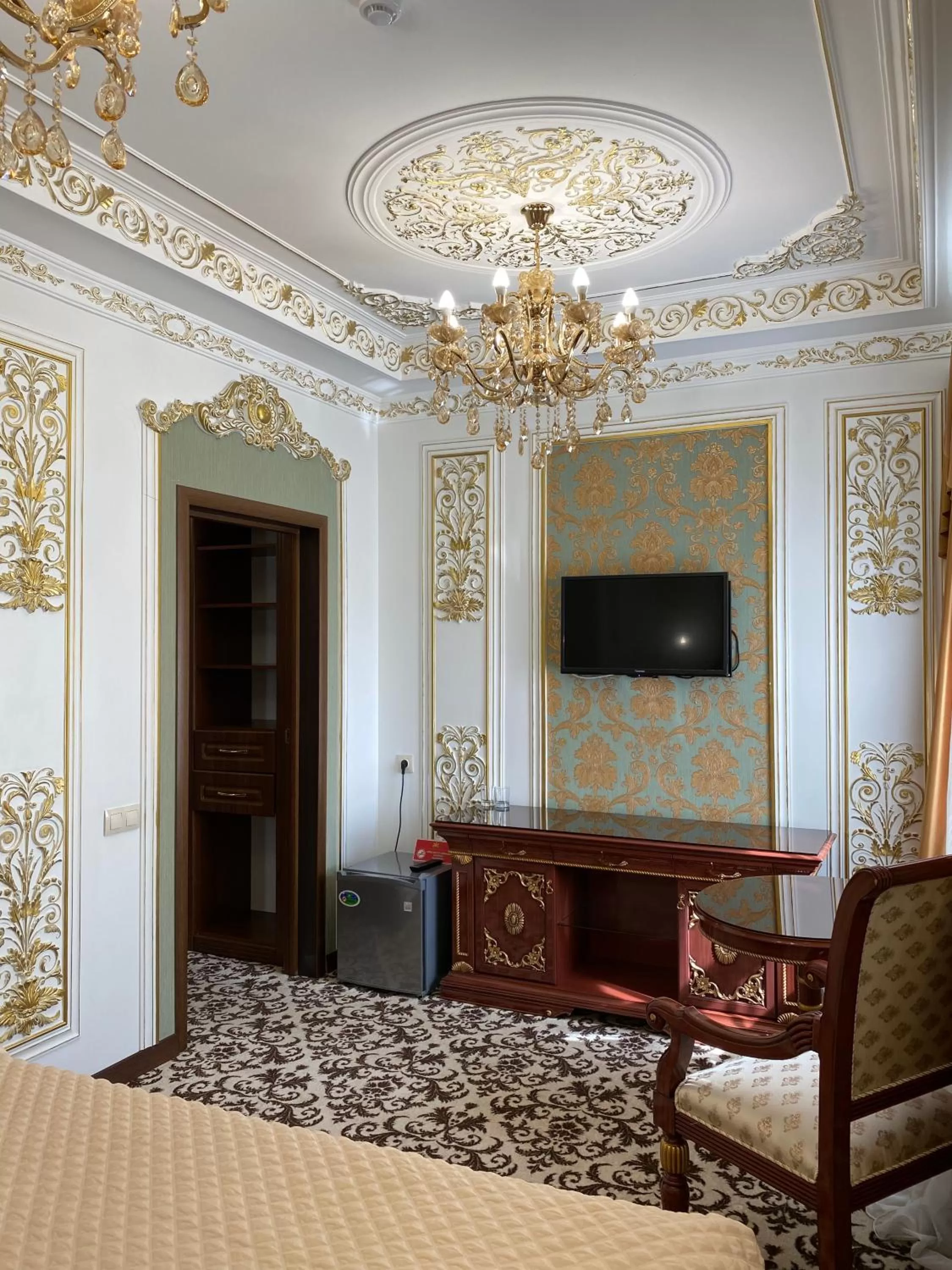 Communal lounge/ TV room, TV/Entertainment Center in Lion Hotel