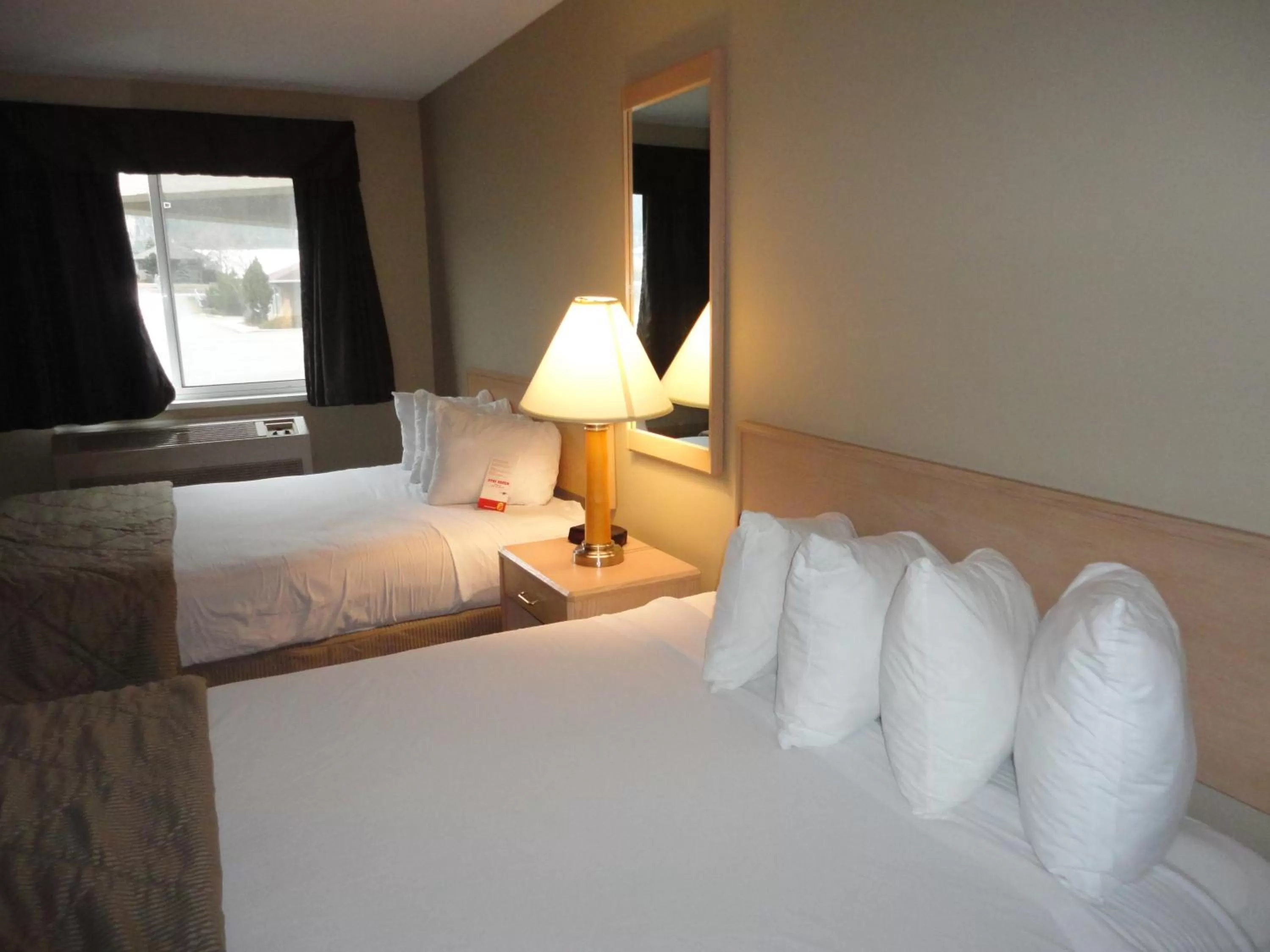 Bedroom, Bed in Super 8 by Wyndham West Kelowna BC