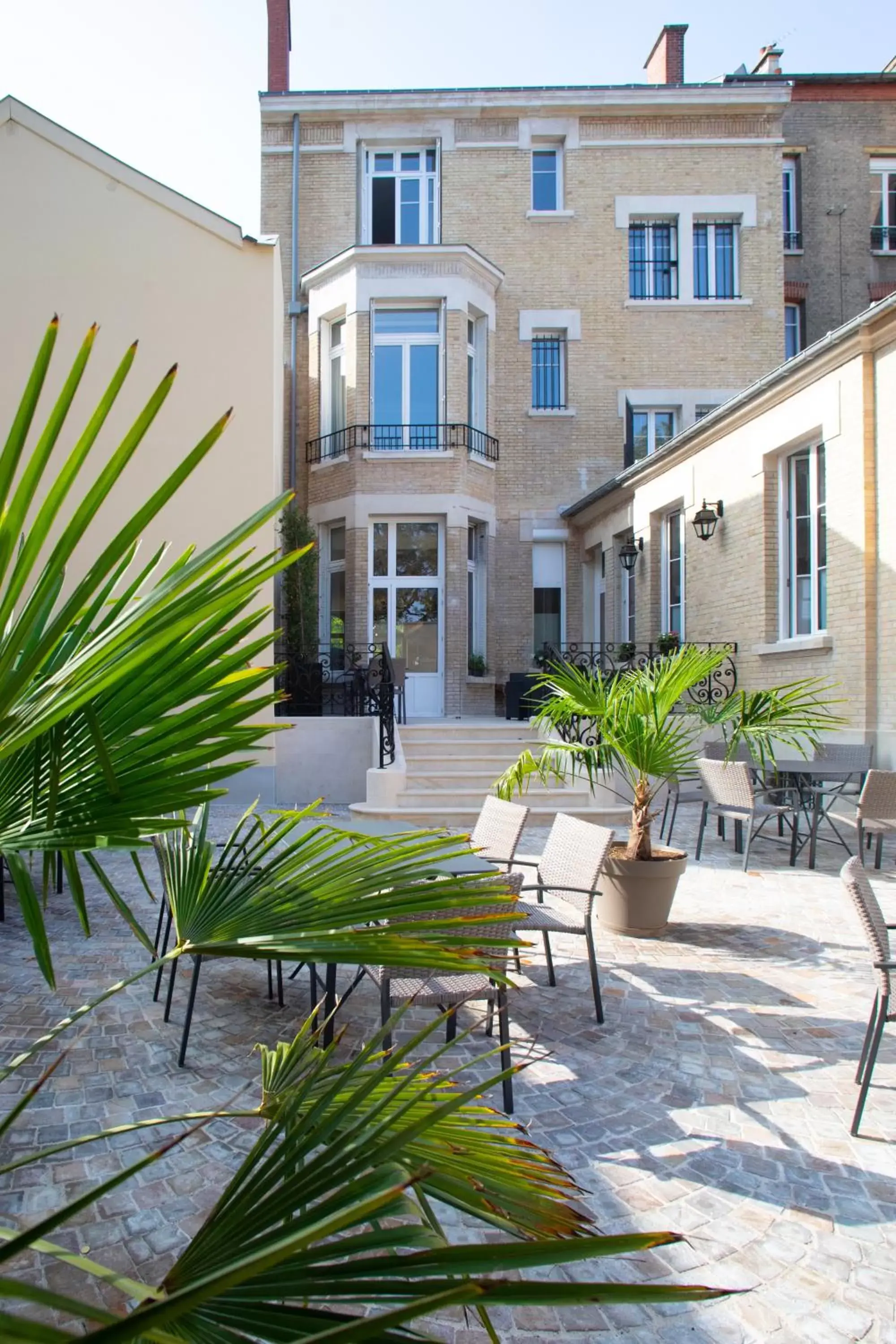 Property Building in La Cave de l'Avenue de champagne Property Building in La Cave de l'Avenue de champagne