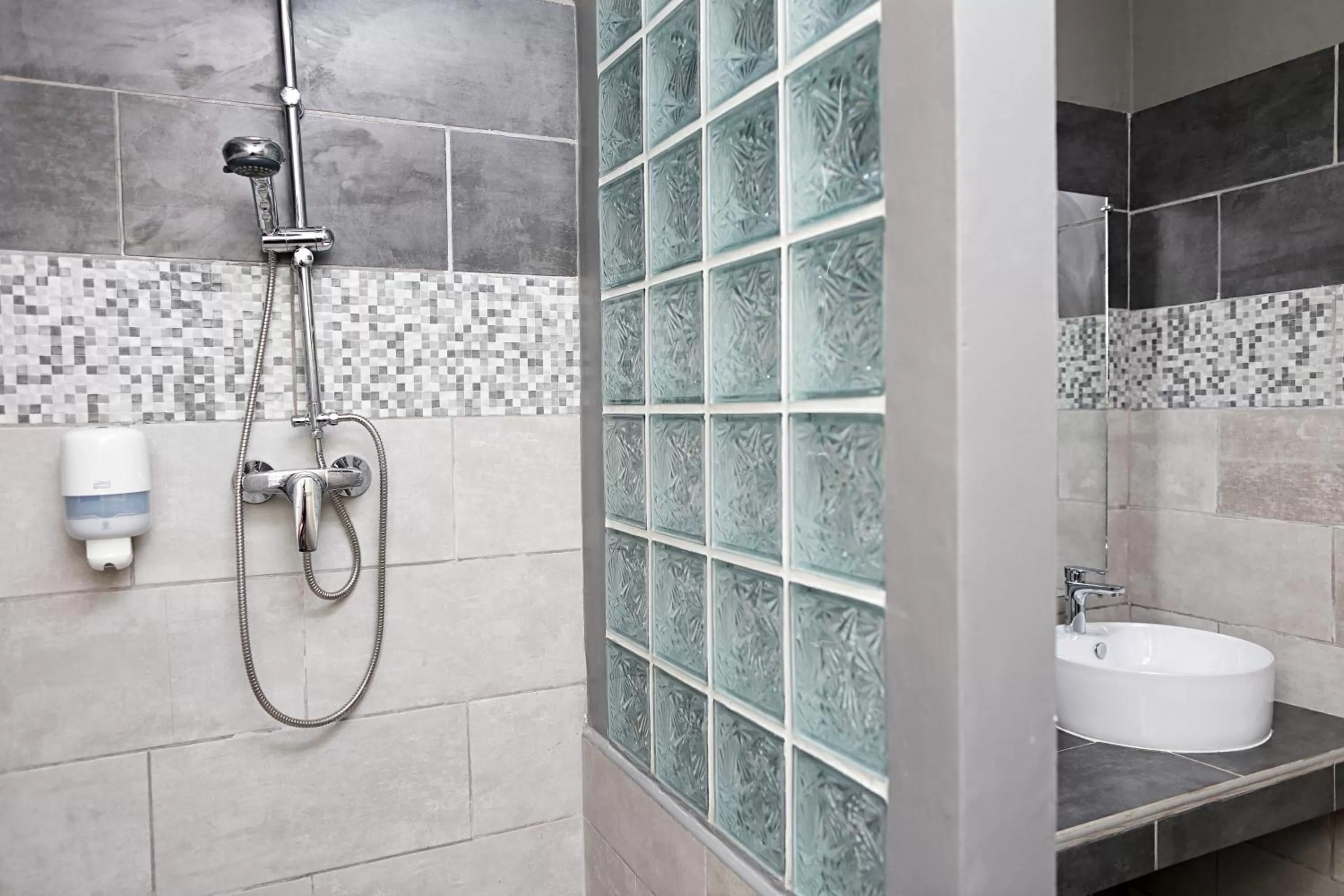 Shower in Relais des Plateaux & Spa– Ivato International Airport