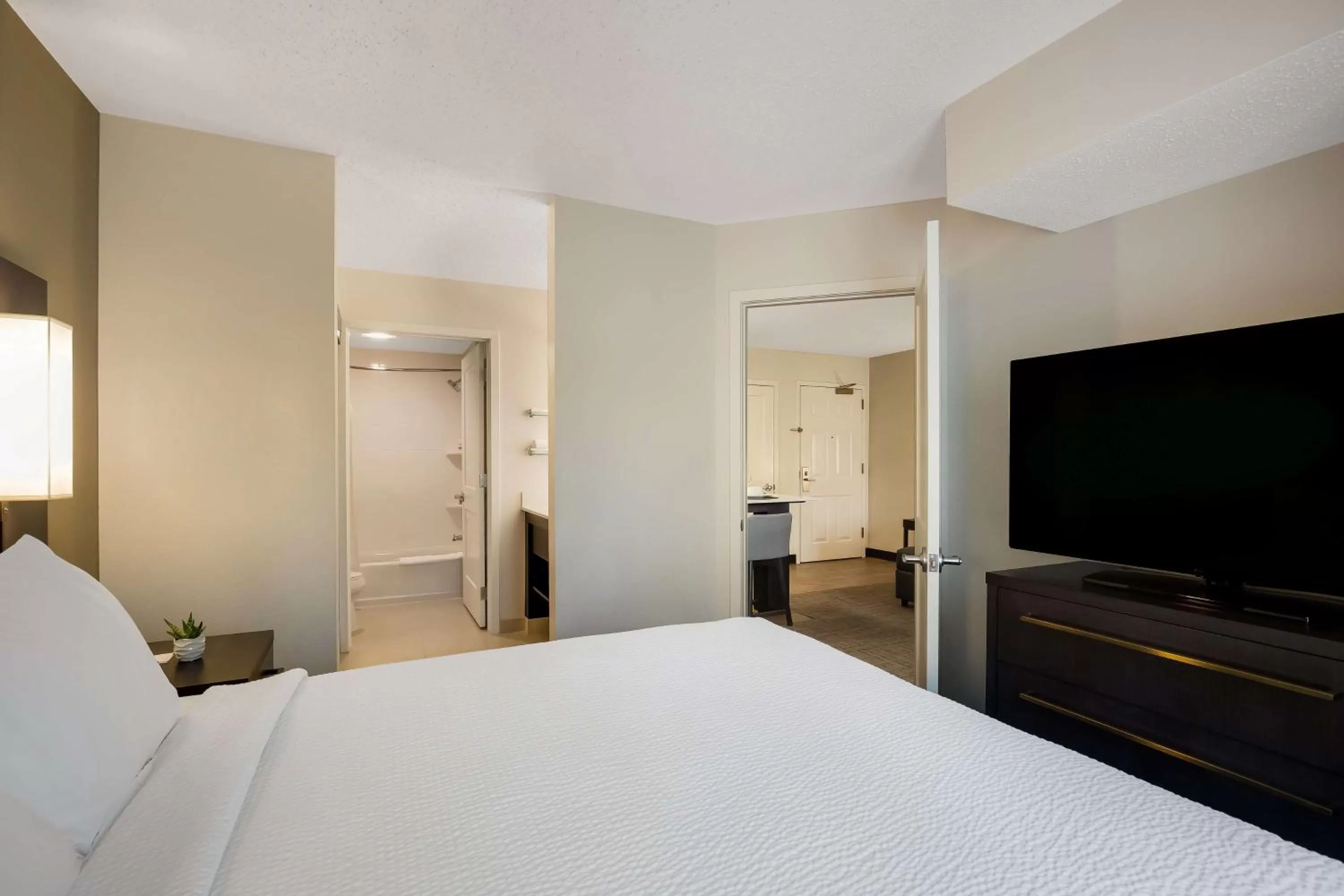 Mobility / Hearing Accessible One-Bedroom Queen Suite with Roll-In Shower in Sonesta ES Suites Parsippany Morris Plains