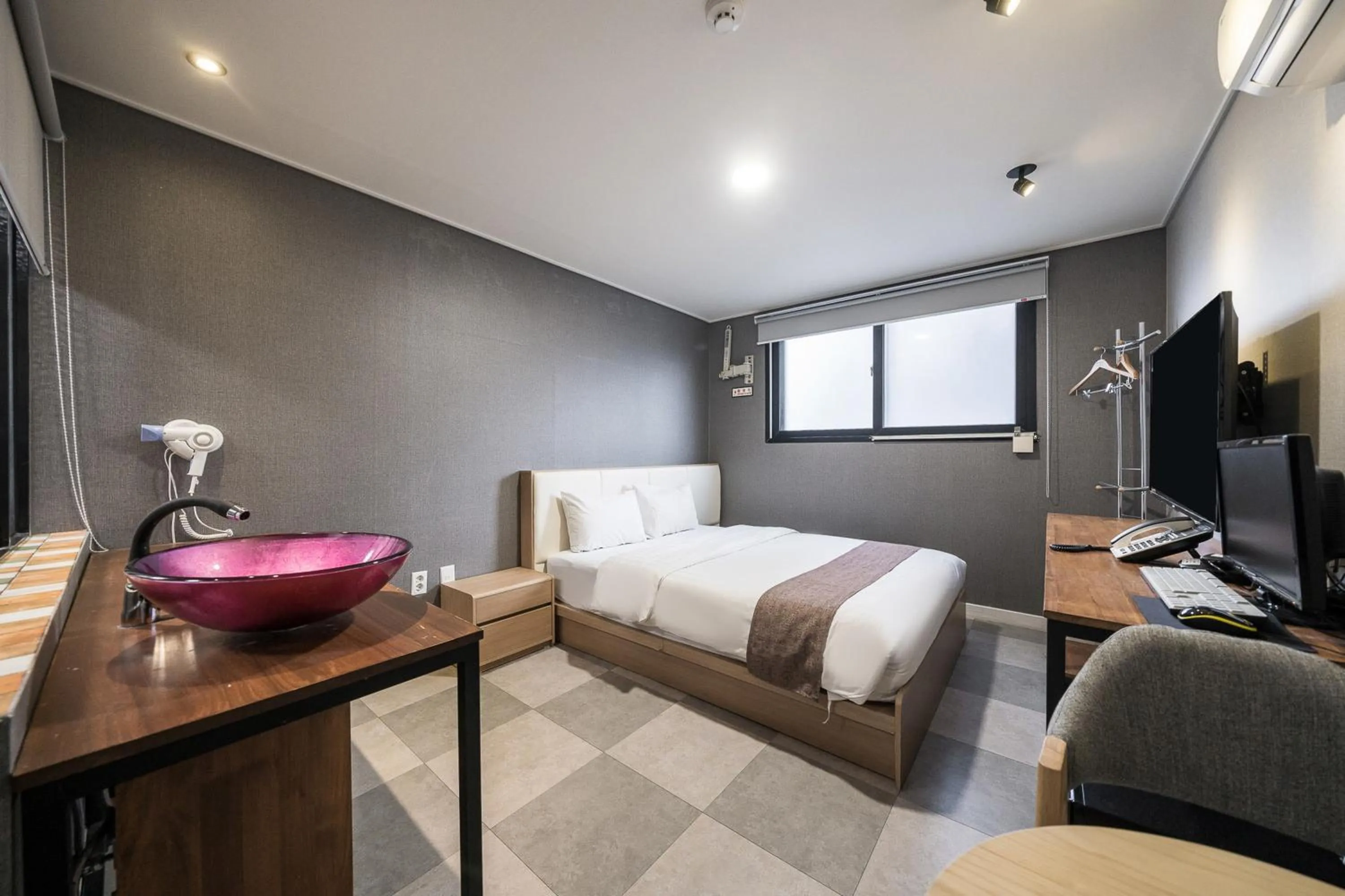 Photo of the whole room, Bed in Malu Hotel Suwon