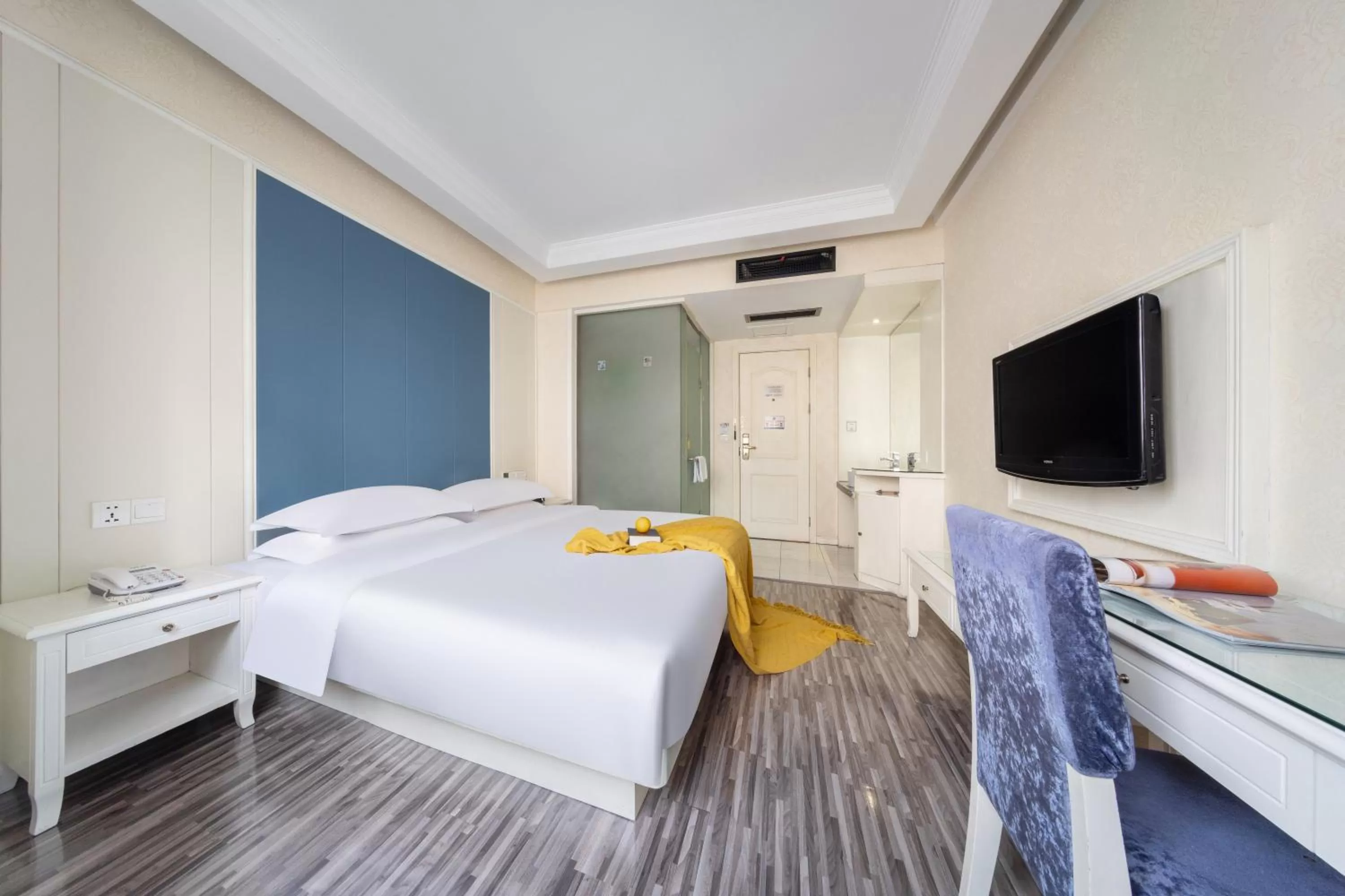 Bed in Lingshang Hotel