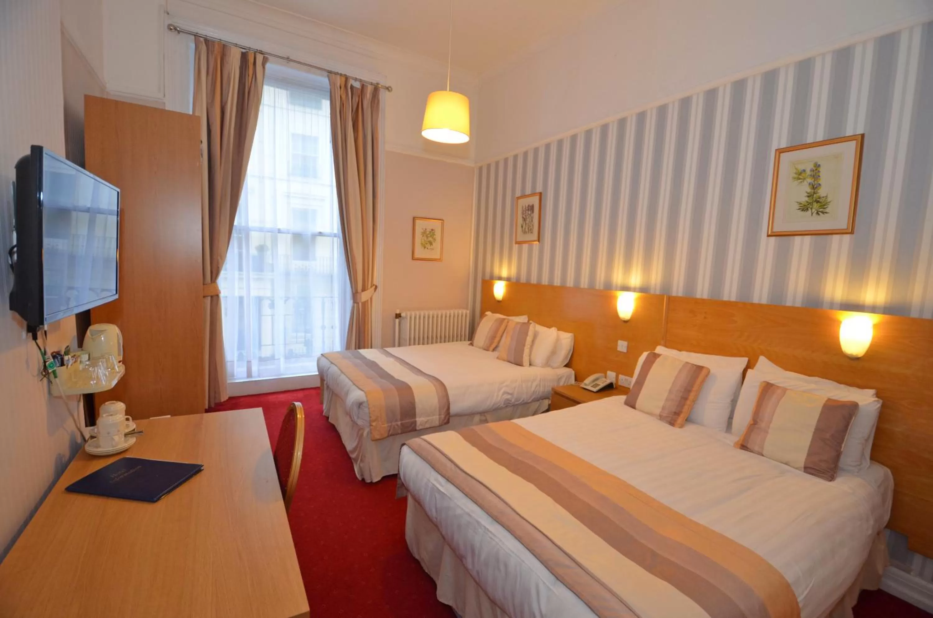 Photo of the whole room, Bed in Parkwood Hotel