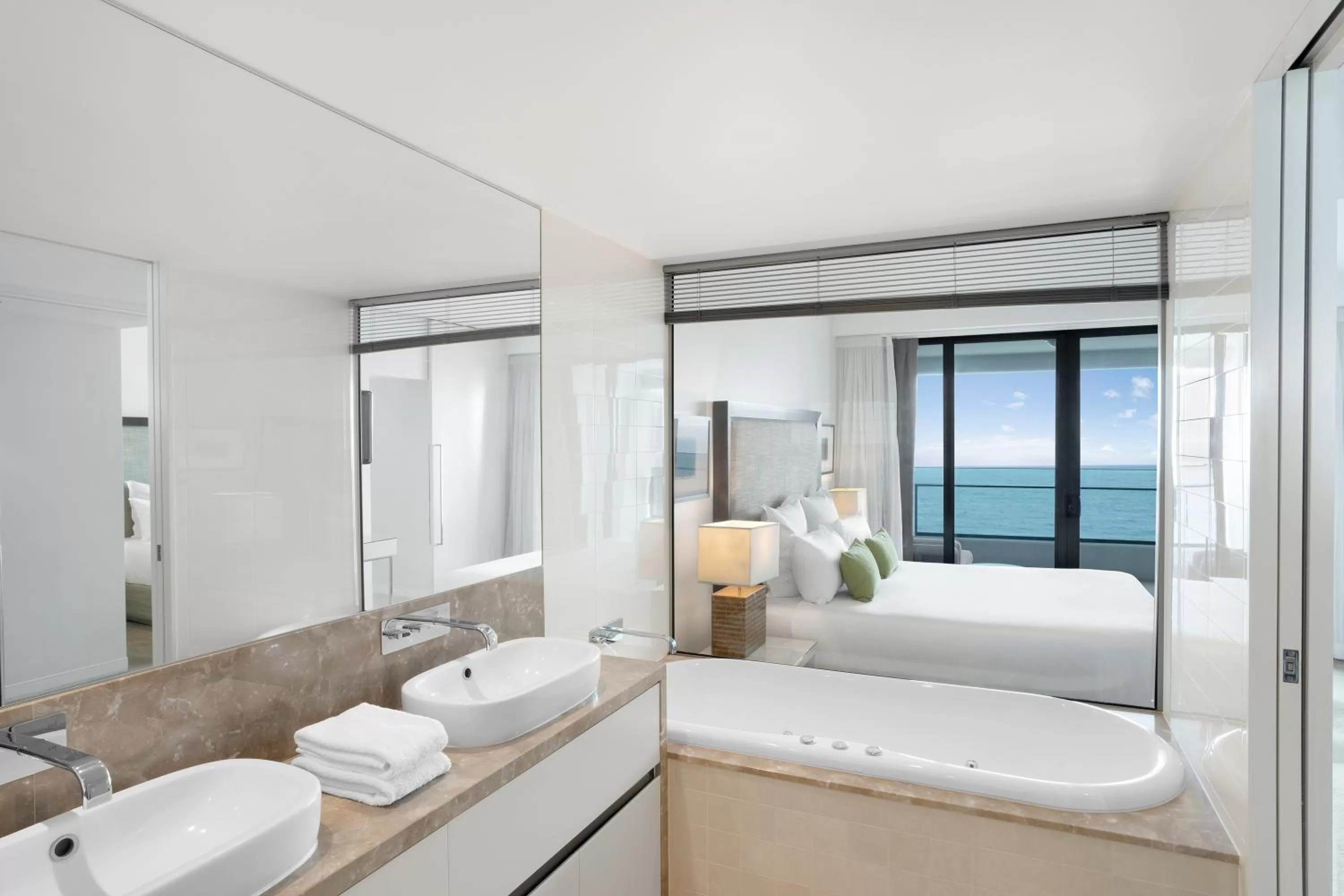 Bathroom, Bed in Peppers Soul Surfers Paradise