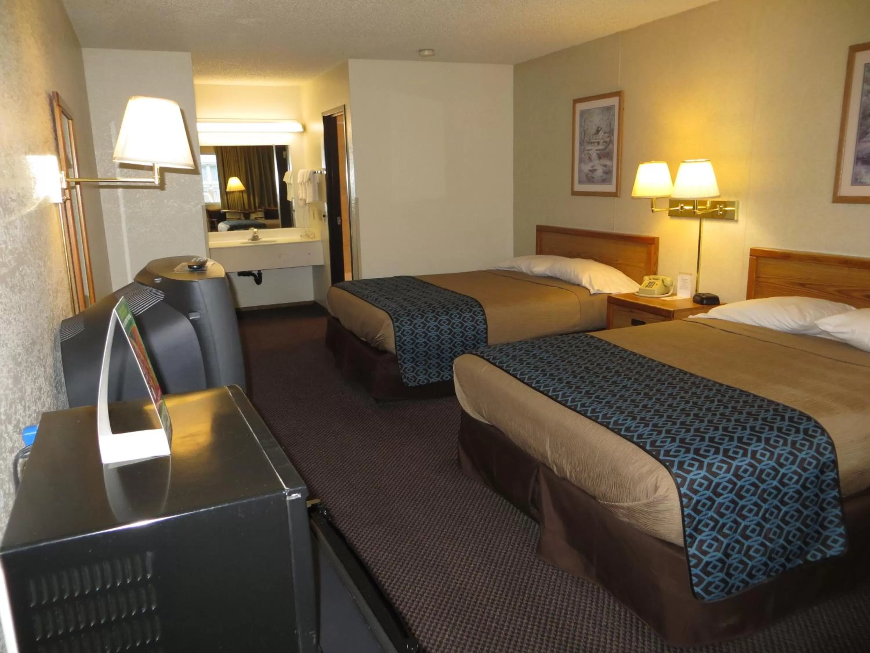 Photo of the whole room, Bed in Super 8 by Wyndham Susanville