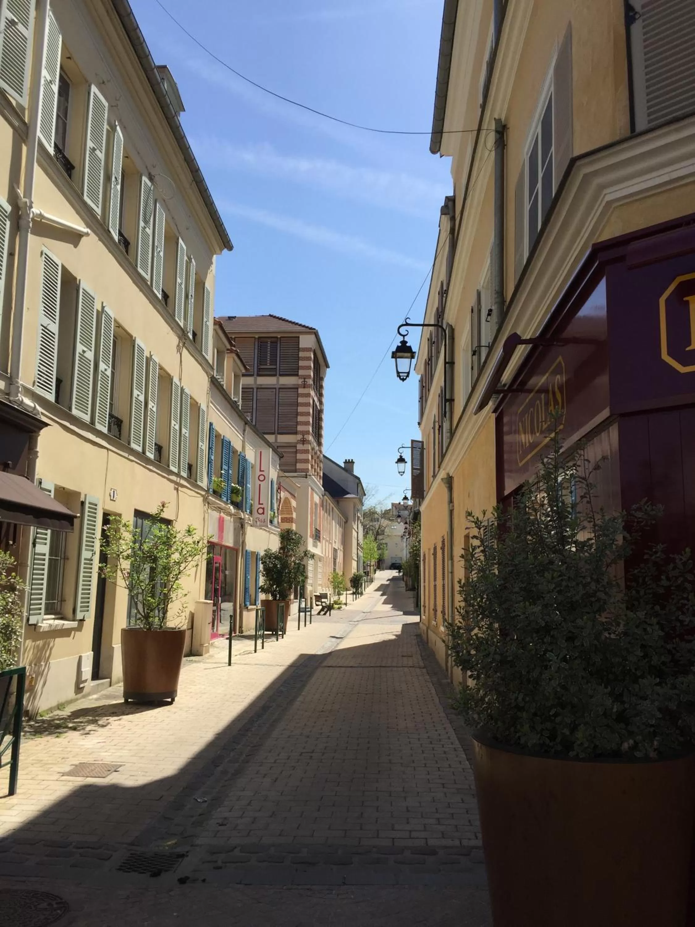 Shopping Area in Hotel Le Cardinal Rueil Centre
