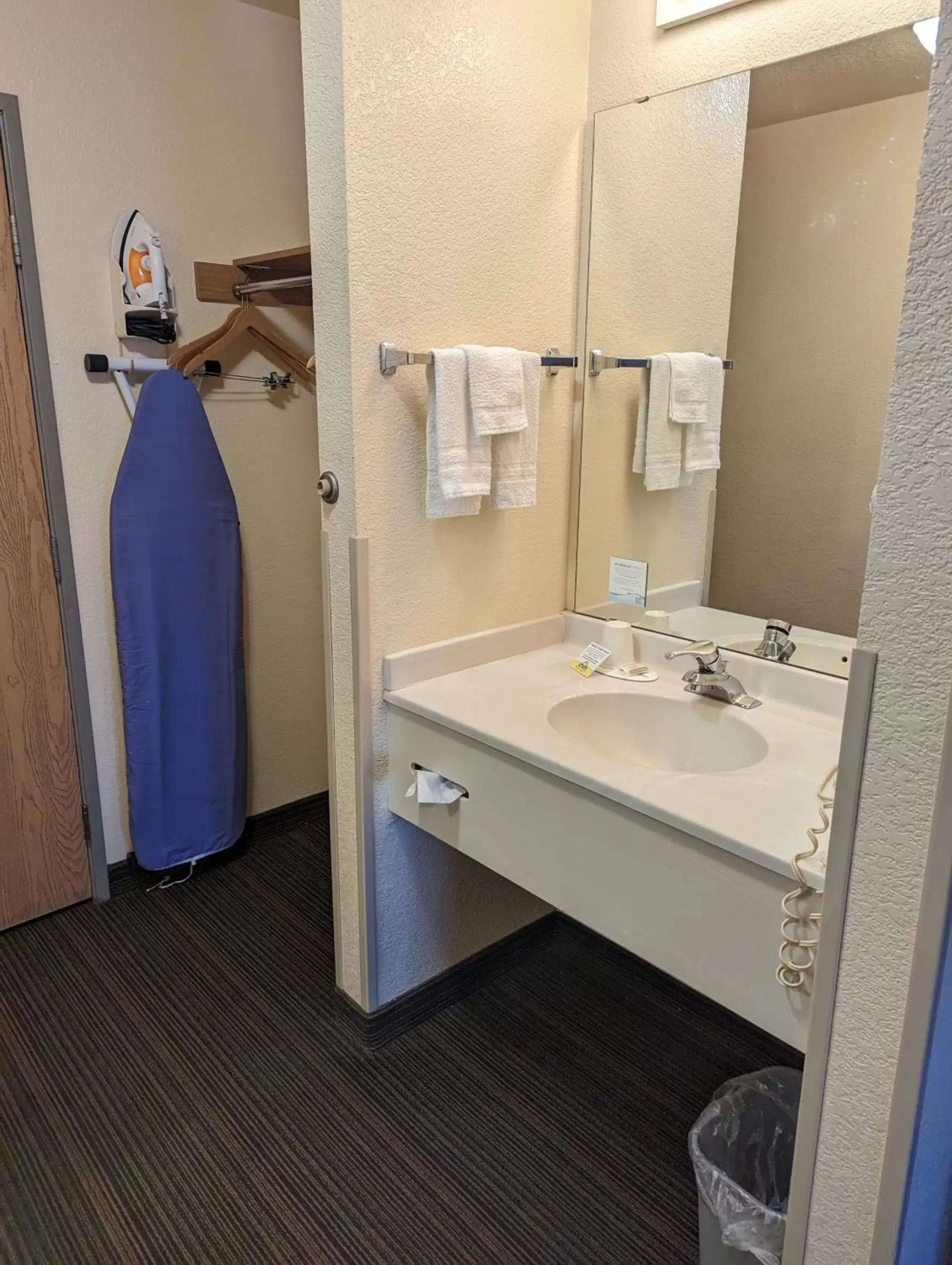 King Room - Smoking in Days Inn & Suites by Wyndham Castle Rock King Room - Smoking in Days Inn & Suites by Wyndham Castle Rock