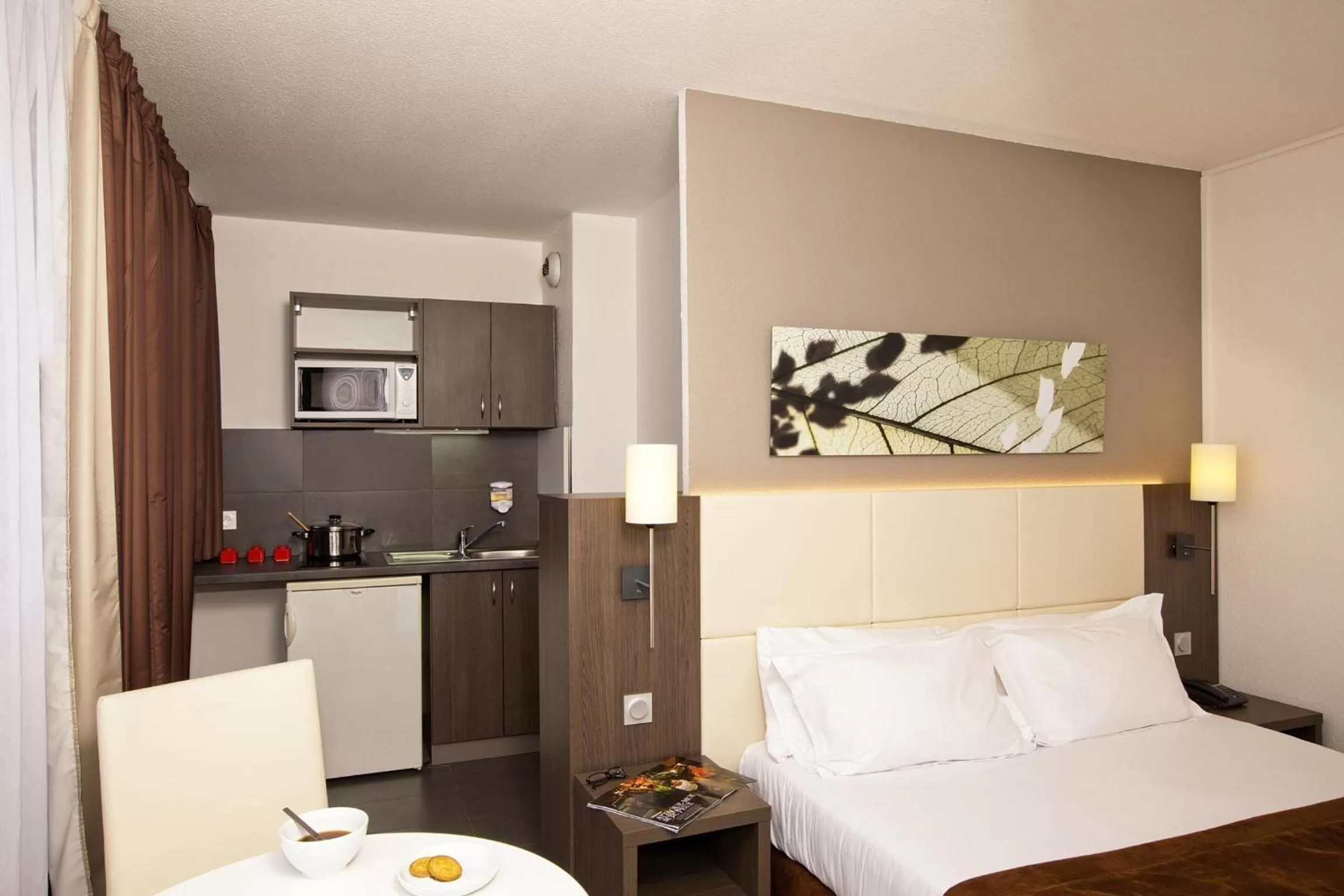 Kitchen or kitchenette, Bed in Séjours & Affaires Montreuil Saint Mandé