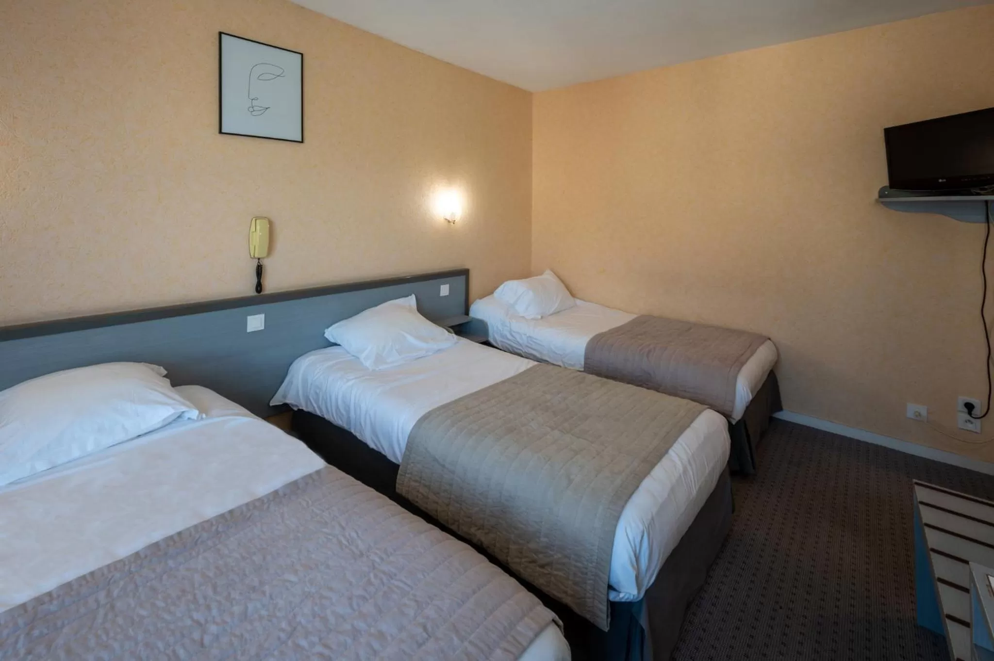 Bed in Hôtel du Soleil Levant