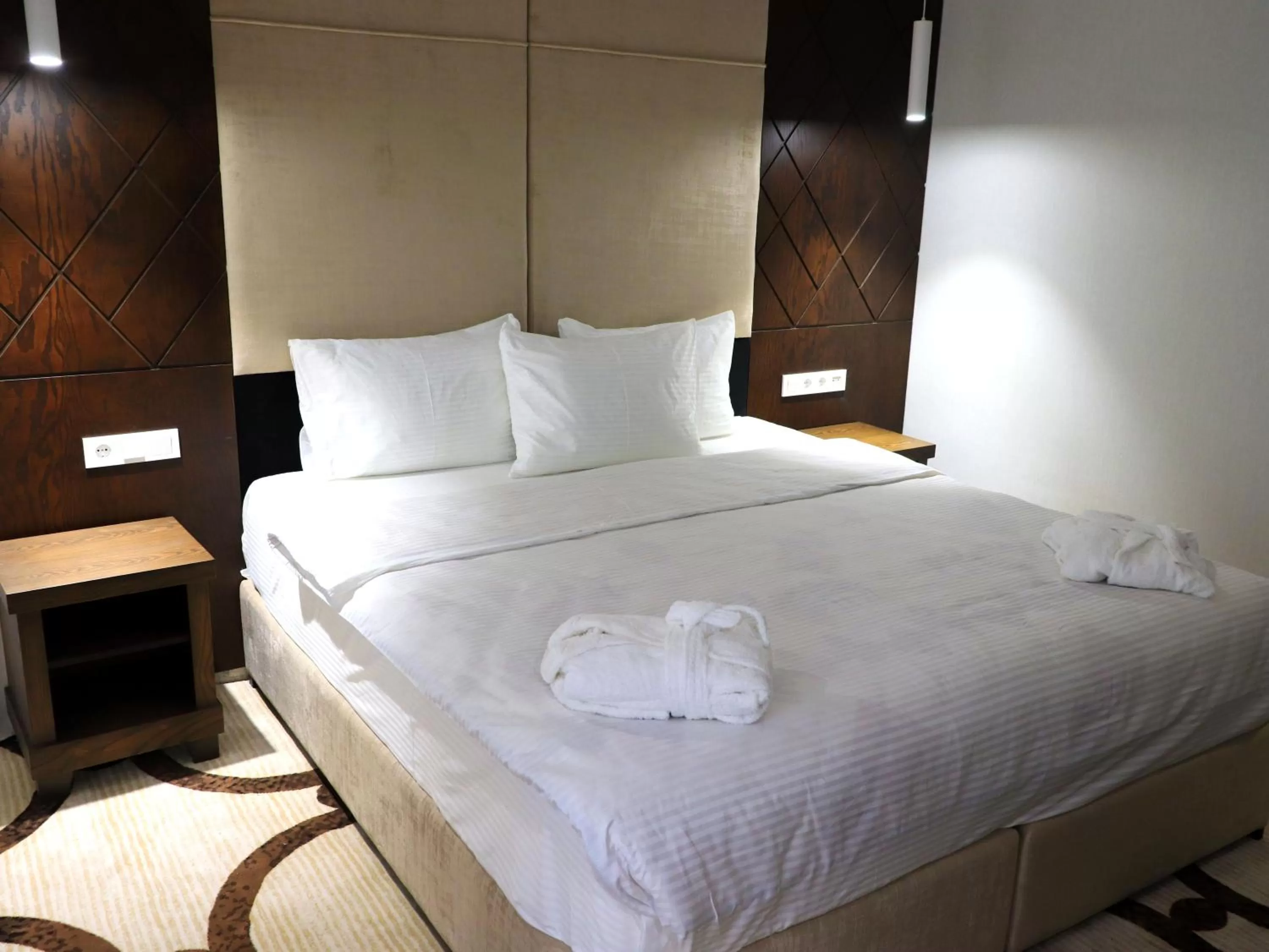 Photo of the whole room, Bed in East Palace Hotel