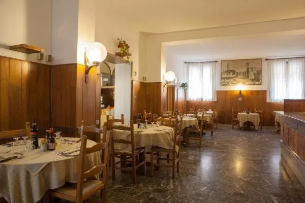 Restaurant/places to eat in AUTO PARK Hotel