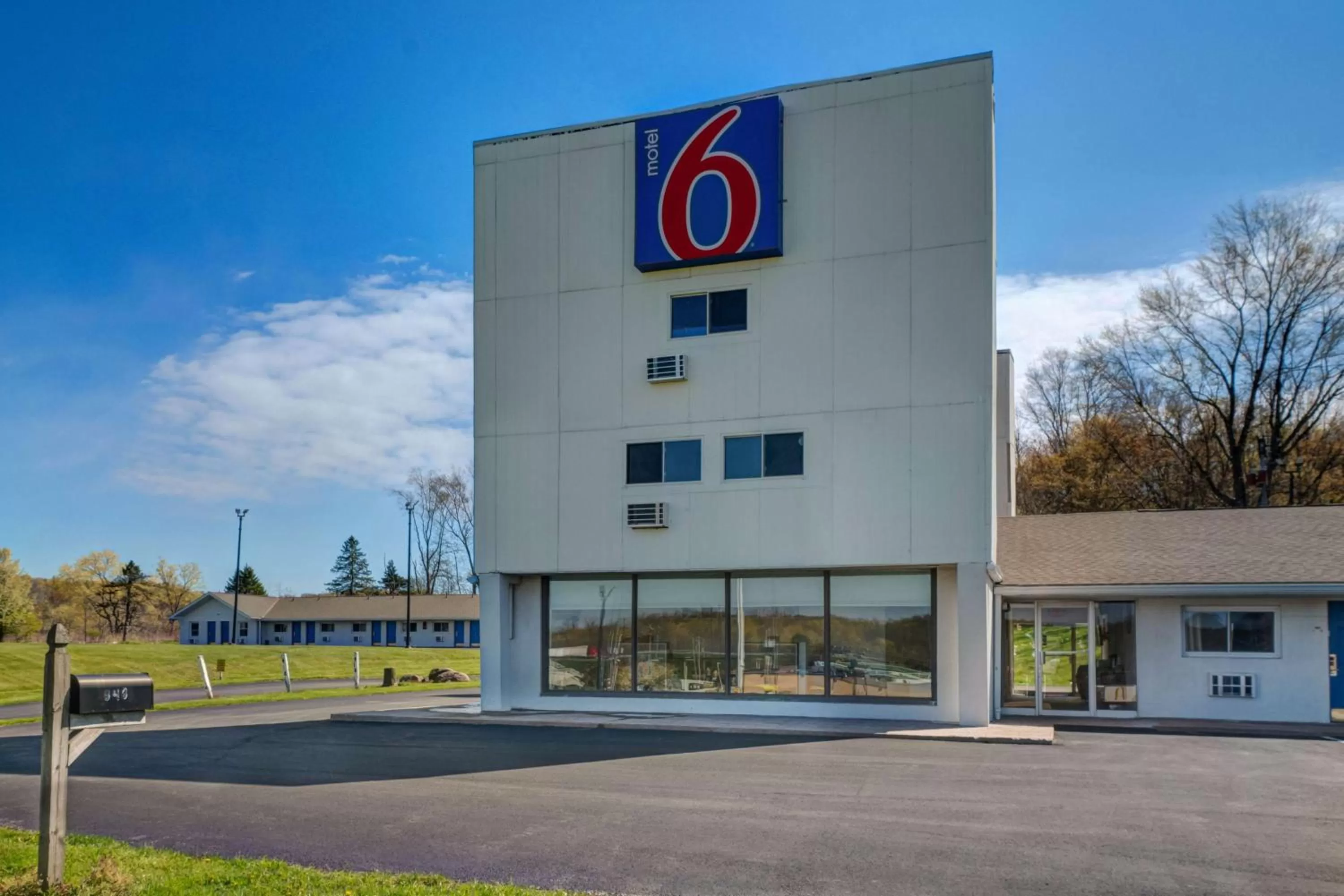Property building in Motel 6 Bellville, OH