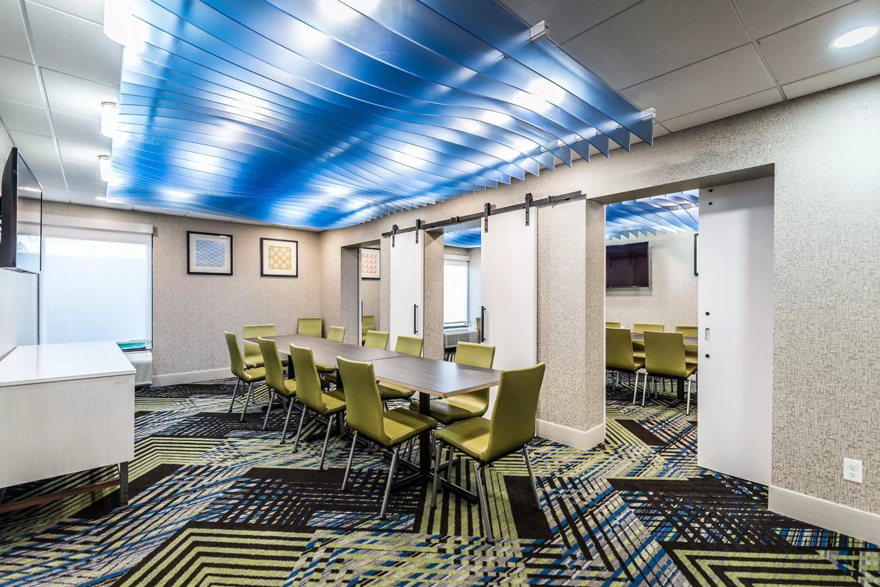Meeting/conference room in Holiday Inn Express Flint-Campus Area by IHG